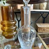 Carafe ancienne en verre moulé