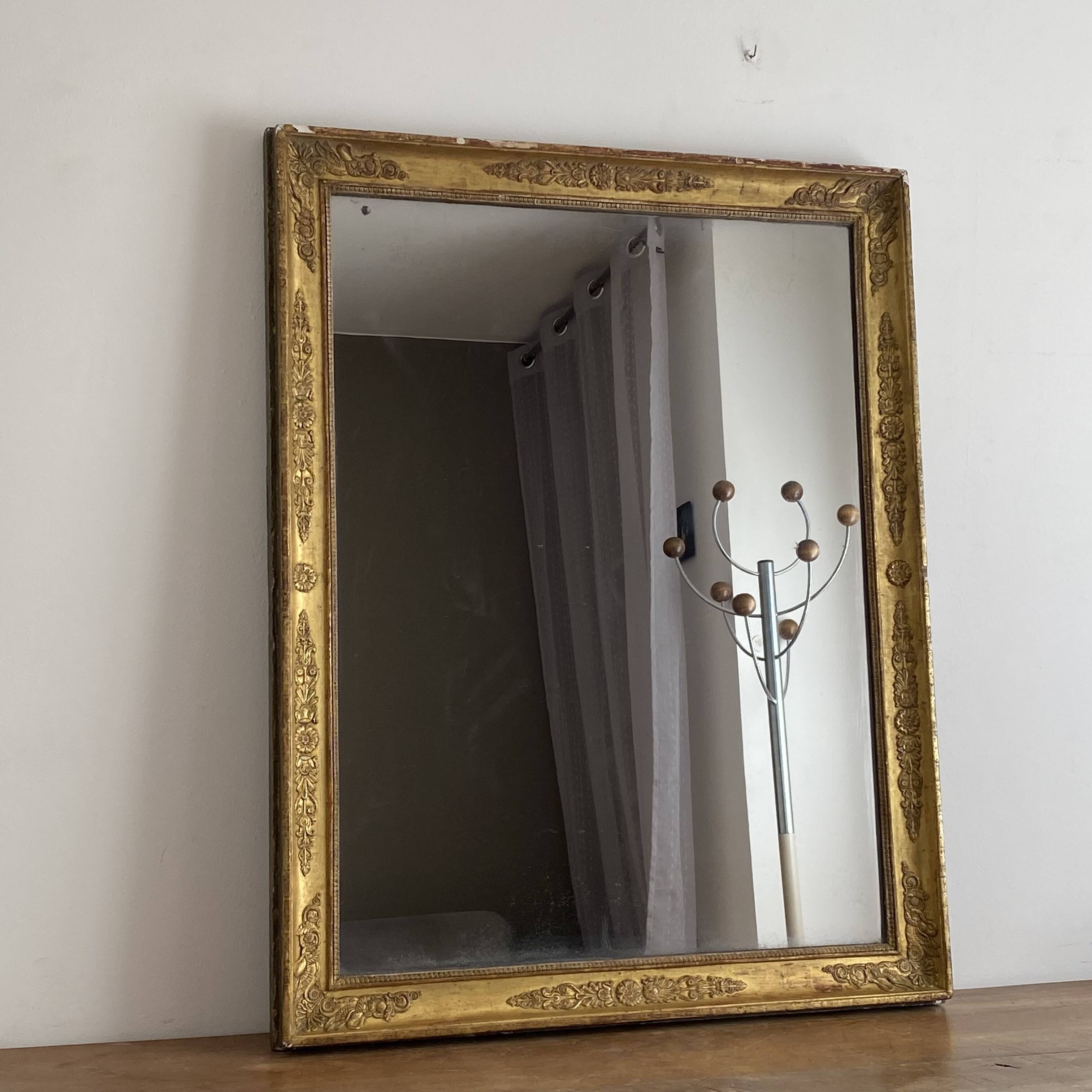 Golden mirror from the late 19th century with decoration. 100x80.