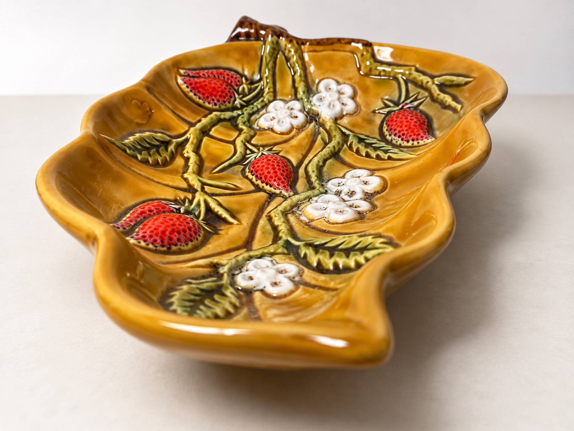 Vintage ceramic enamelled pocket tray with strawberry design – 1960s