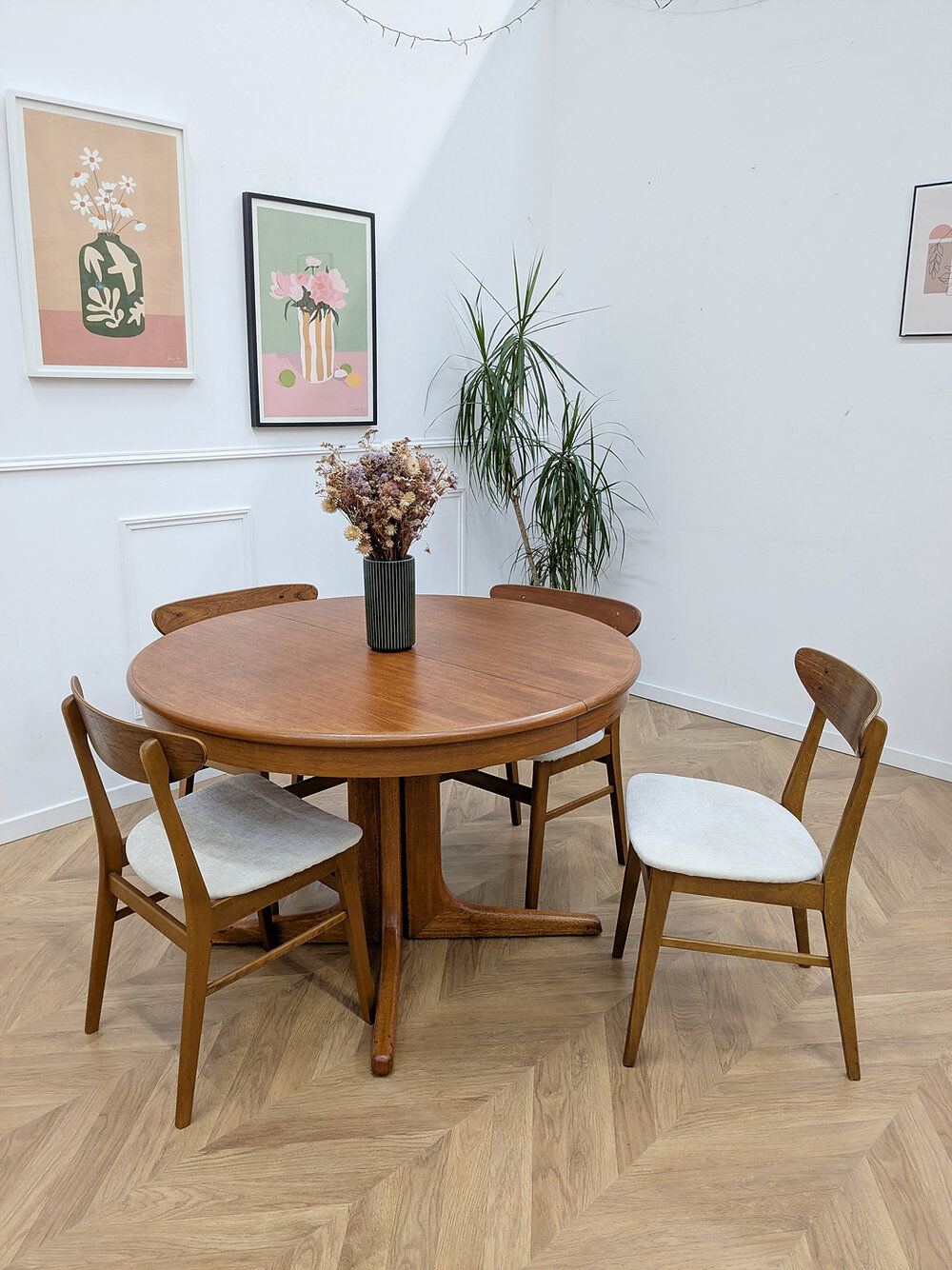Scandinavian extendable round table