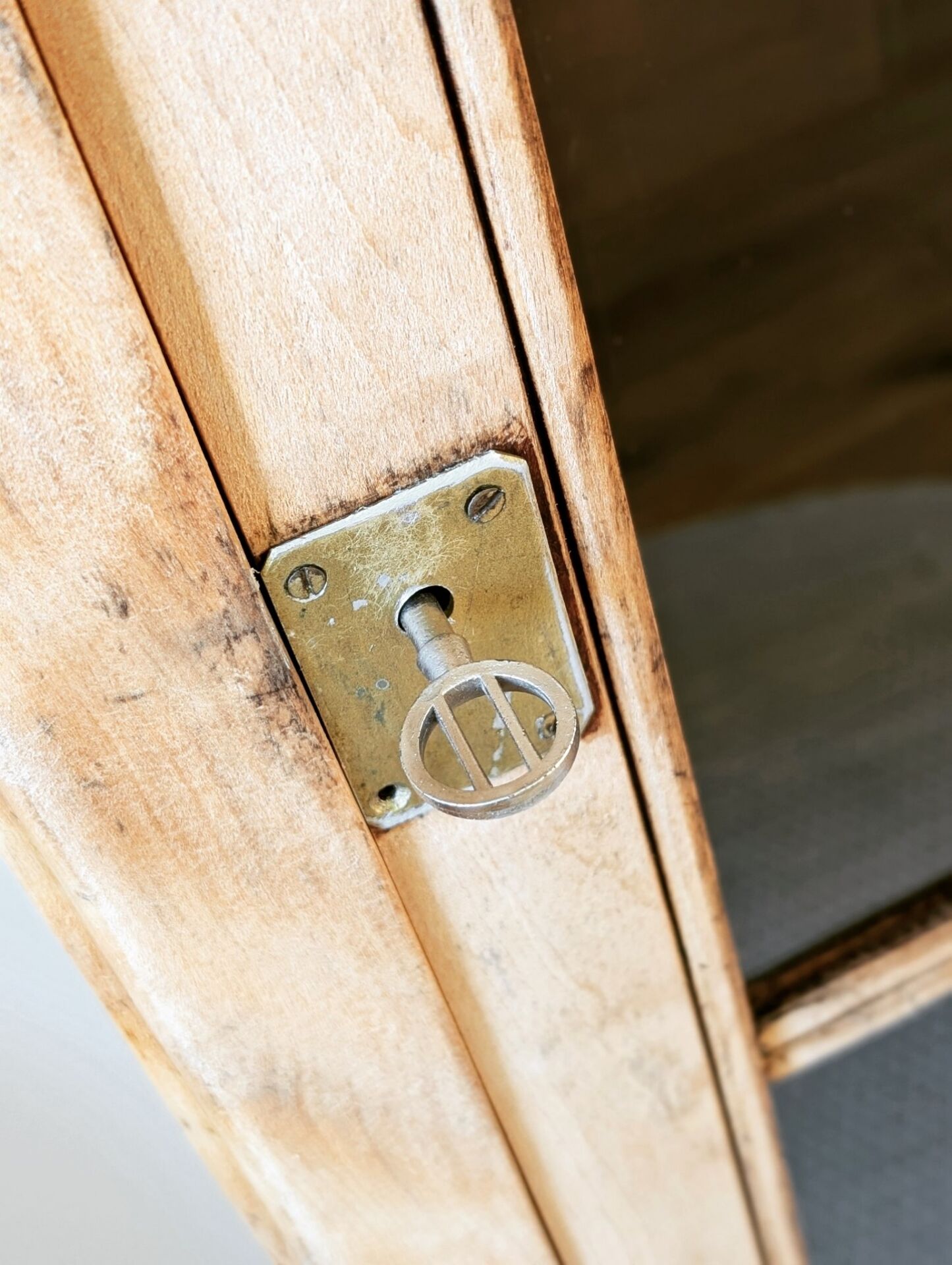 Armoire bonnetière Art Déco vitrée