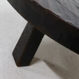 Table basse ronde à trépied brutaliste en chêne massif teinté des années 1970