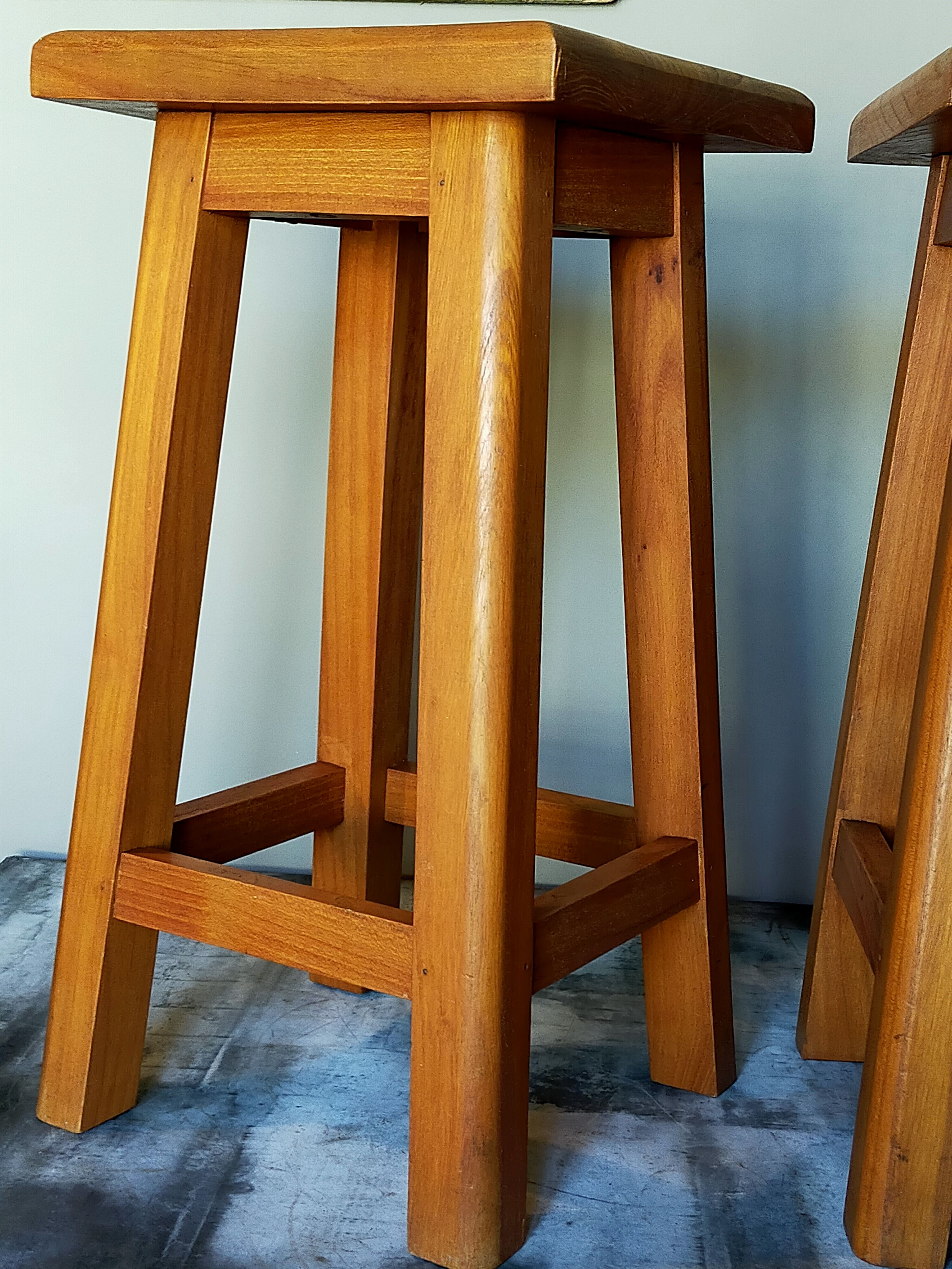 Paire de tabourets d'ébéniste en bois fruitier massif années 50