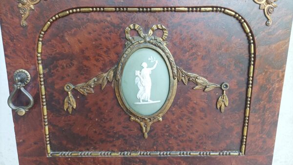 Table de chevet Louis XVI en loupe de thuya