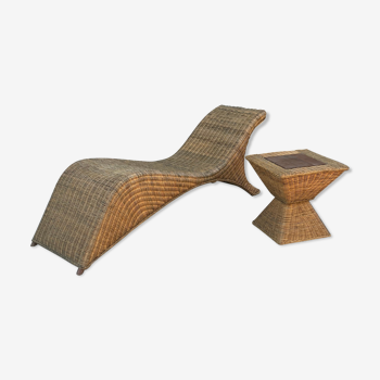 Chaise longue and coffee table in rattan and bamboo