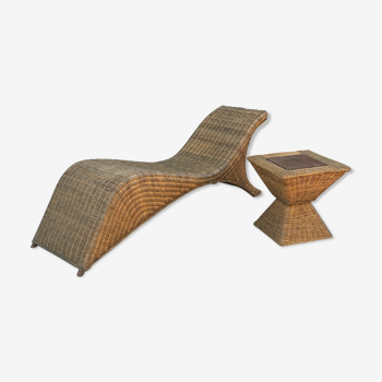 Chaise longue et table basse en rotin et bambou