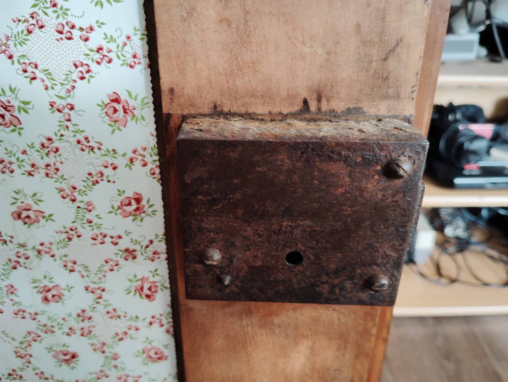 Chest of drawers from the late 1800s in solid cherry wood.