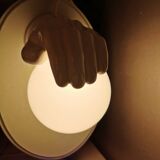 Lampe murale en céramique en forme de main avec sphère de verre années 80