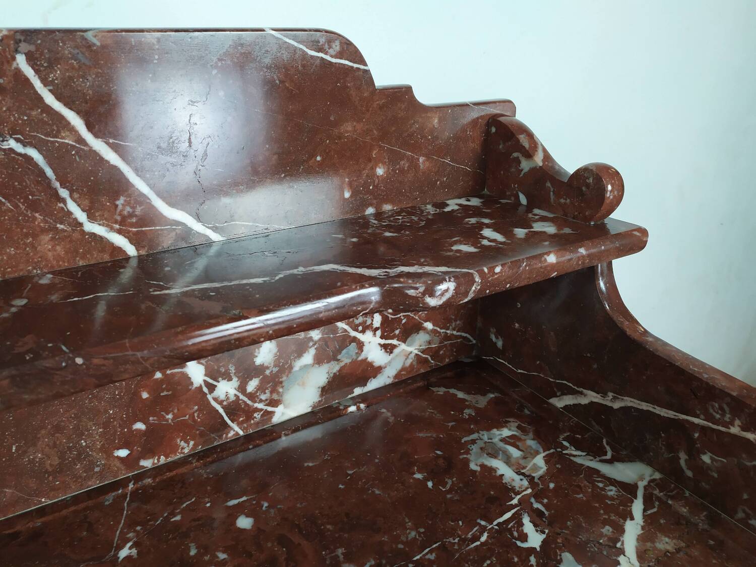 Burgundy marble dressing table