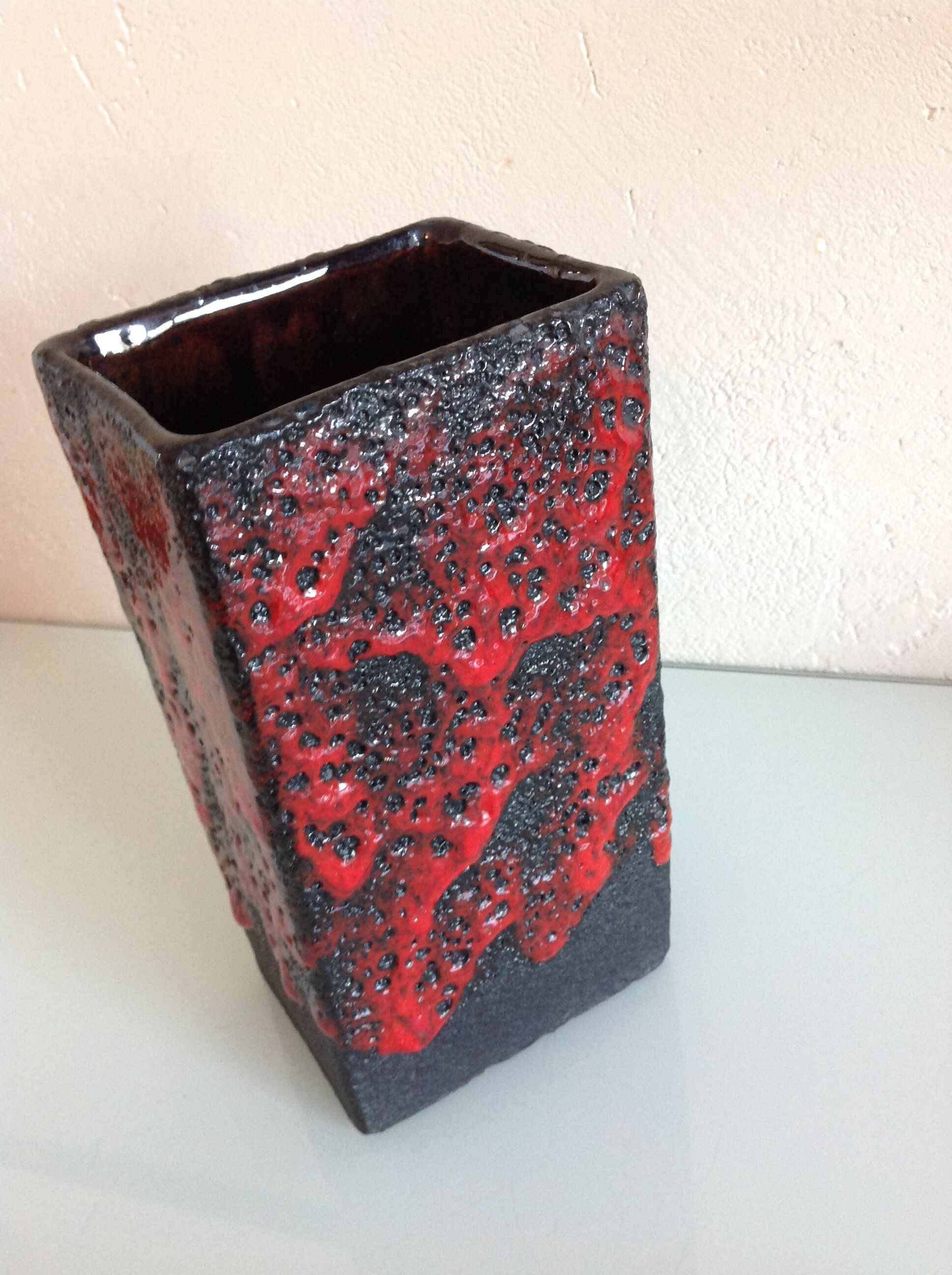 Vase rectangulaire rouge et noir en ceramique Fat Lava / vintage années 60-70
