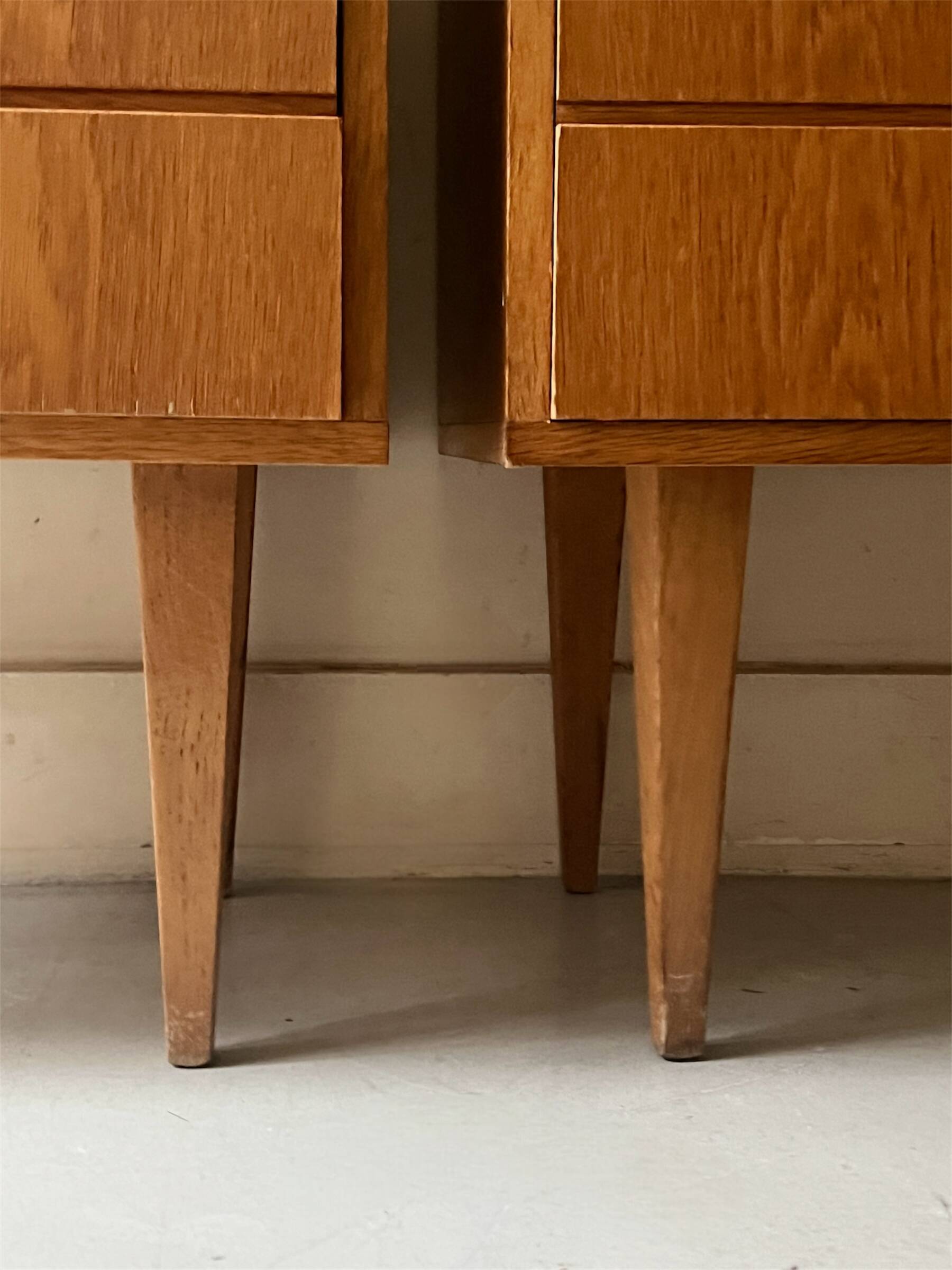 Pair of modernist honey wood bedside tables, 1950 design.