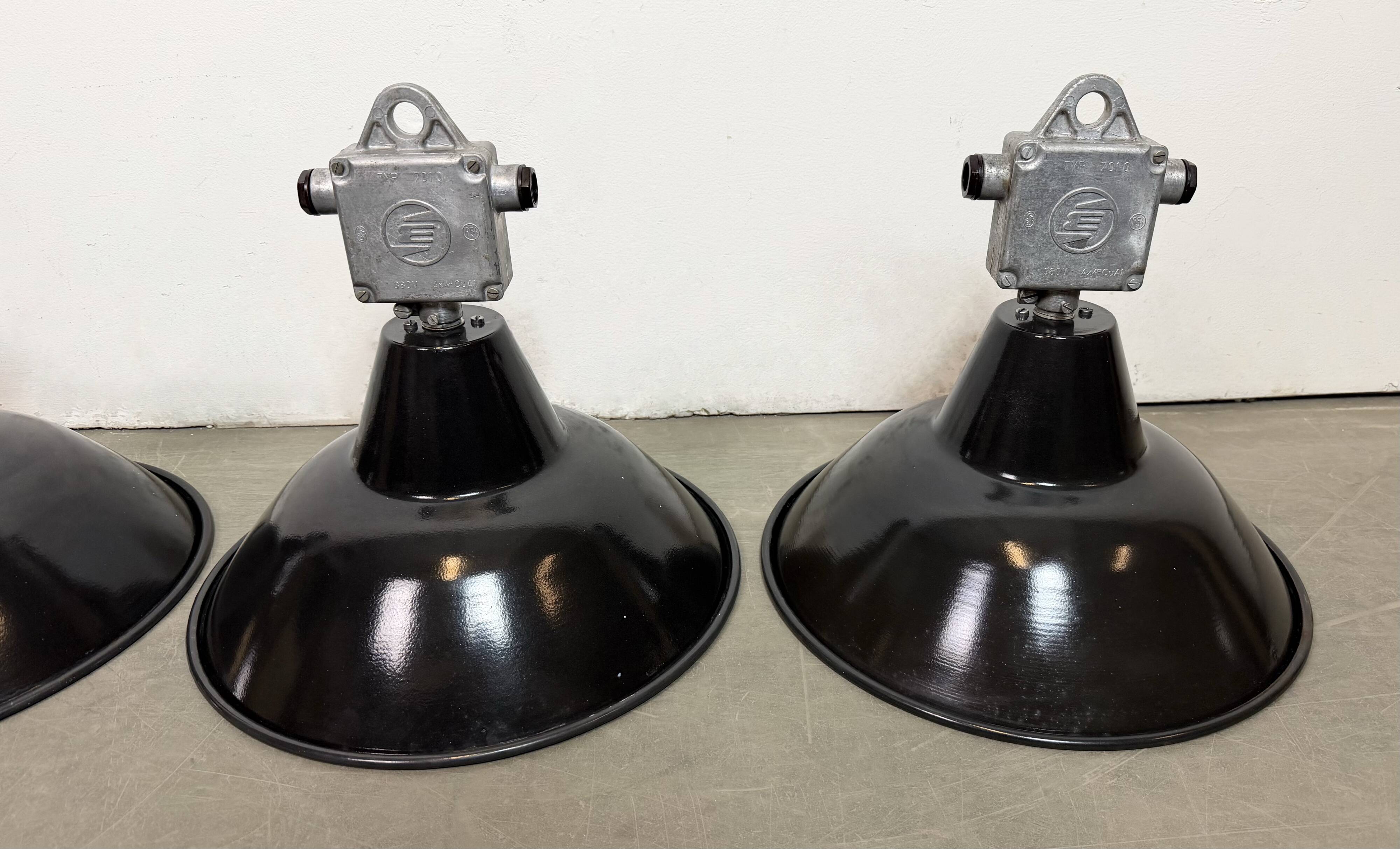 Ensemble de 4 lampes suspendues en émail noir industriel d'Elektrosvit, années 1960.