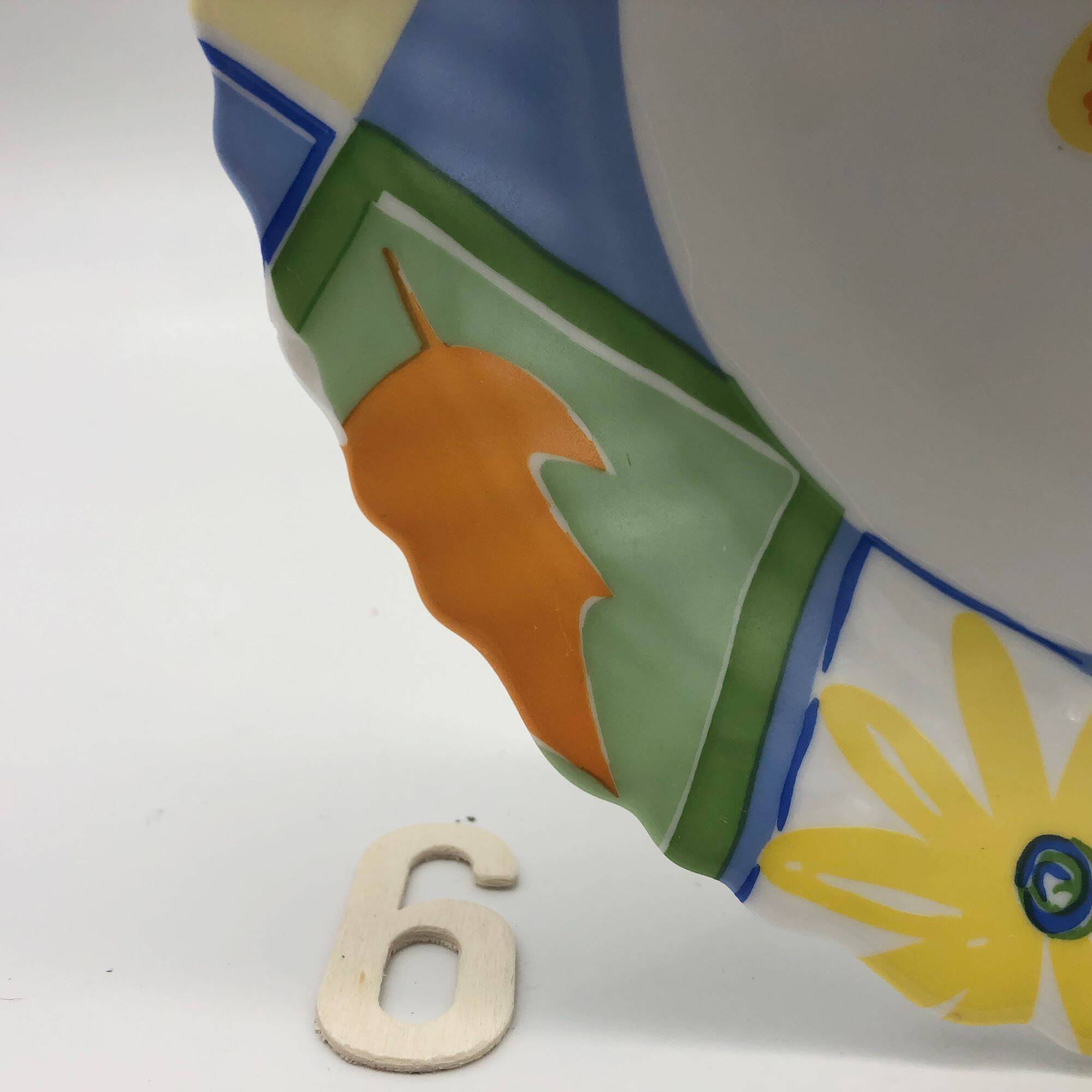 6 hollow plates "luminarc" with flower motifs.