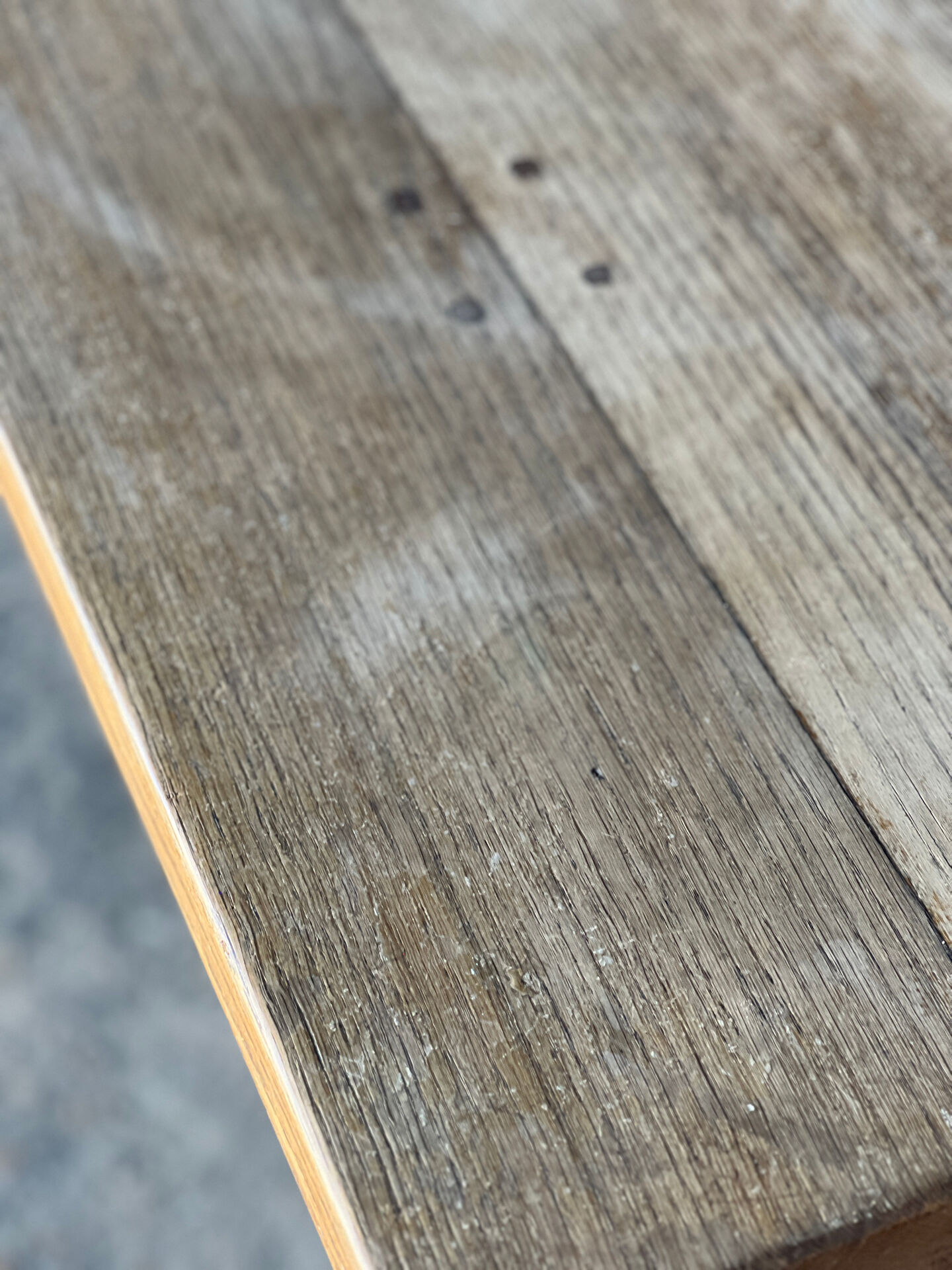 Farm table in solid oak - white patinated legs and its bench.