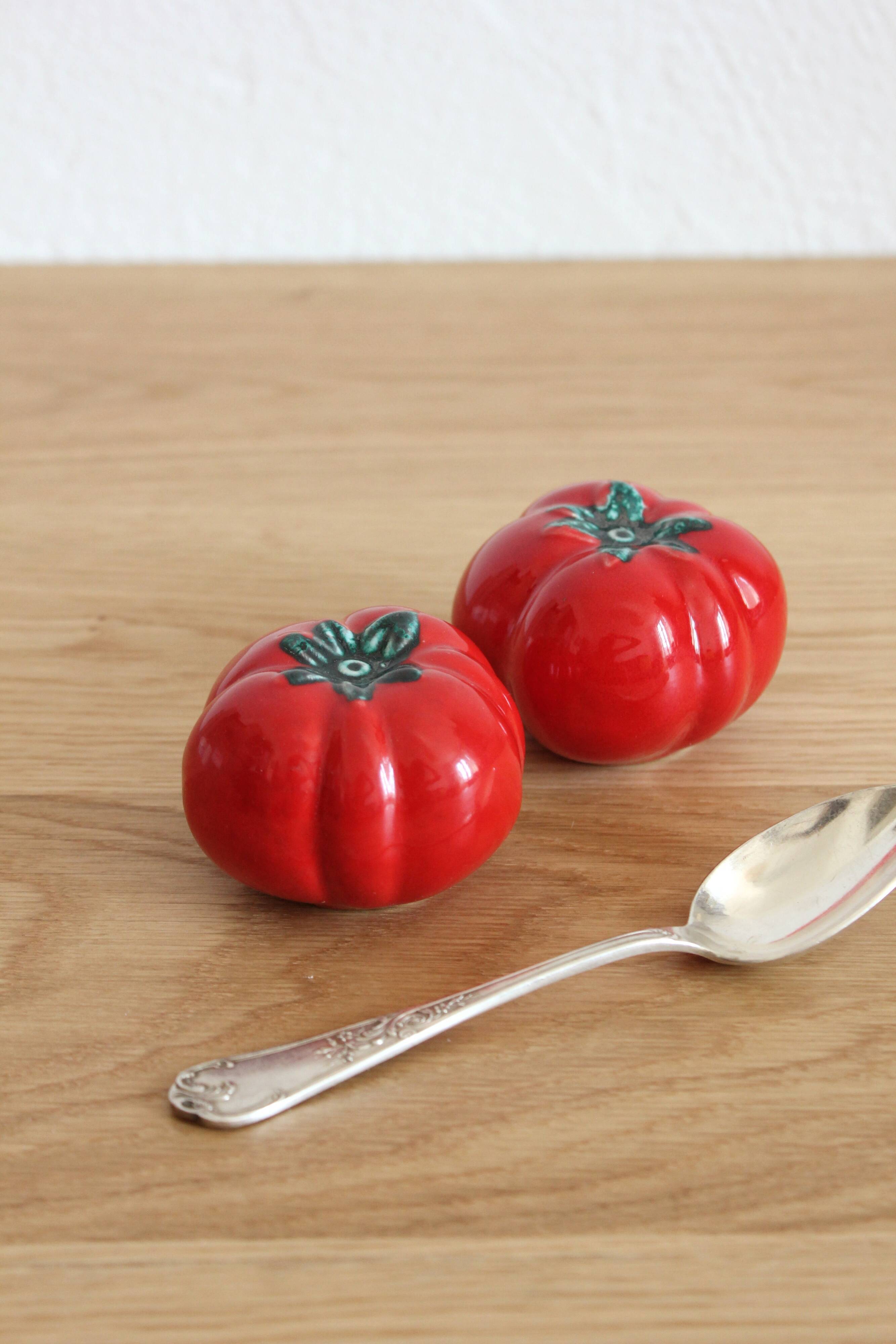 Salt and pepper tomato in vintage slurry