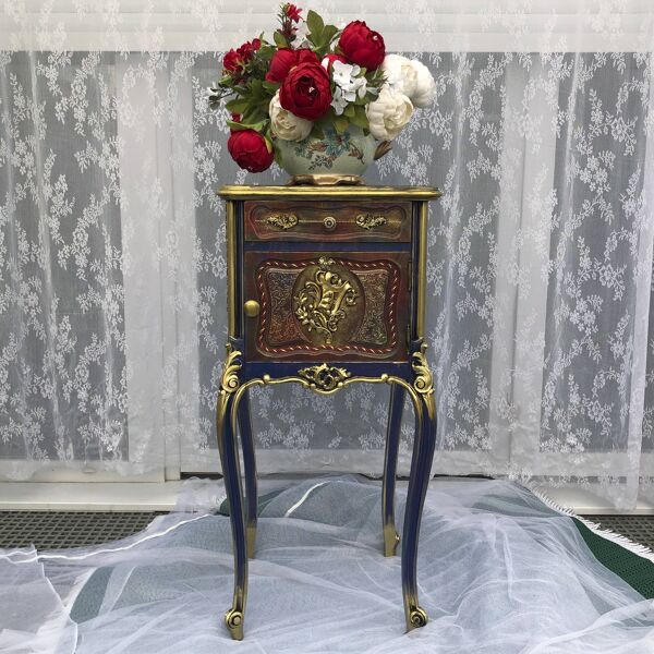 Meuble relooké classique – table de chevet décorative bleu et doré