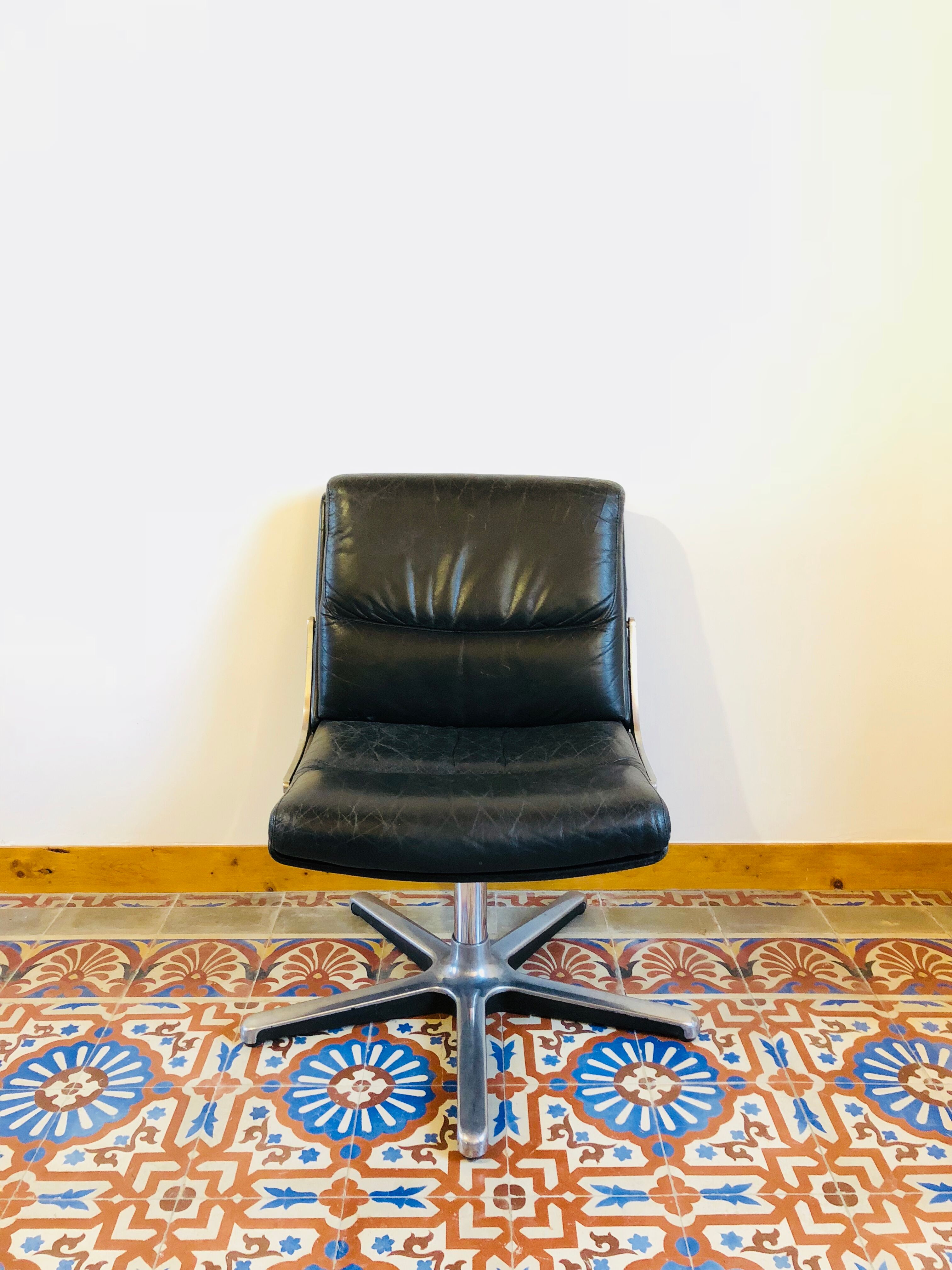 Armchair in leather and chrome Drabert