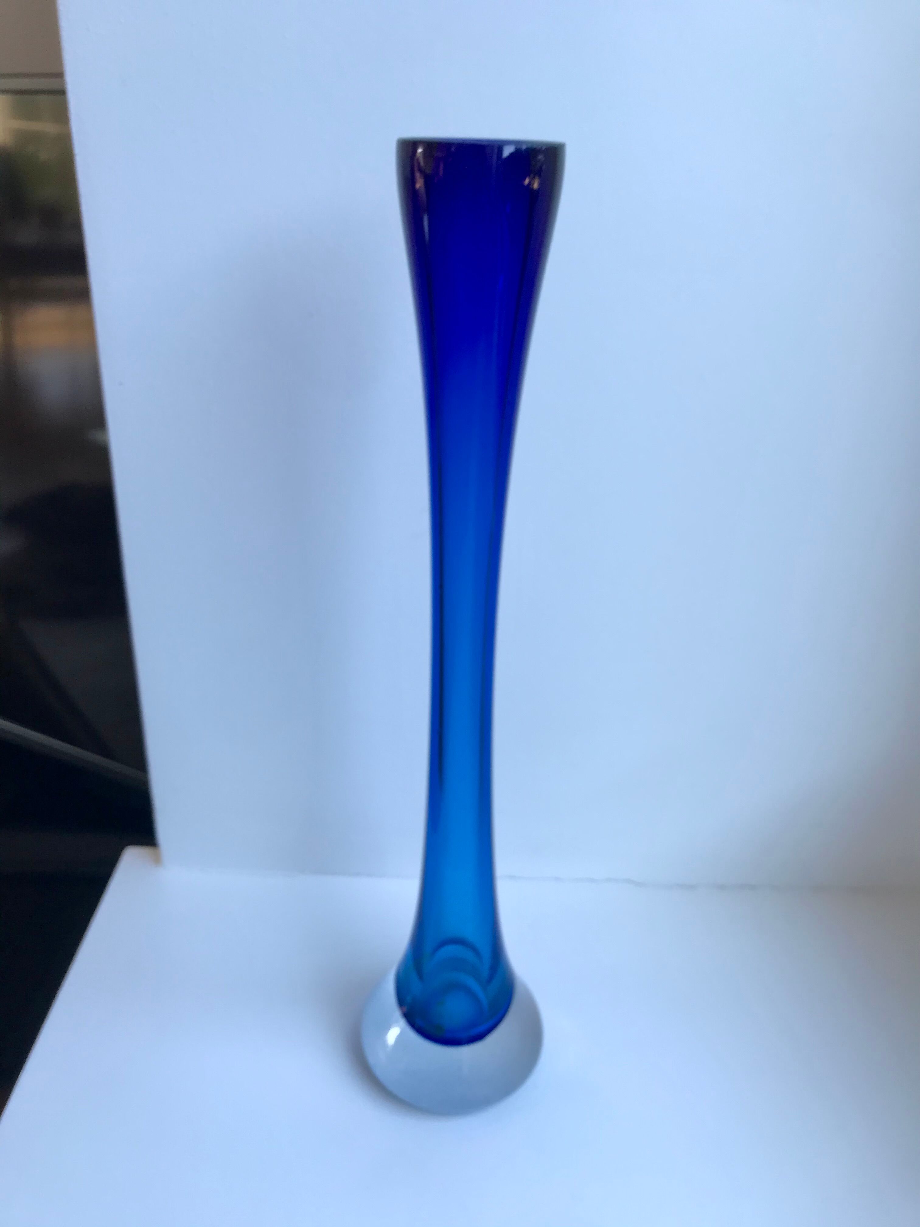 Vase soliflore en verre bleu roi années 70
