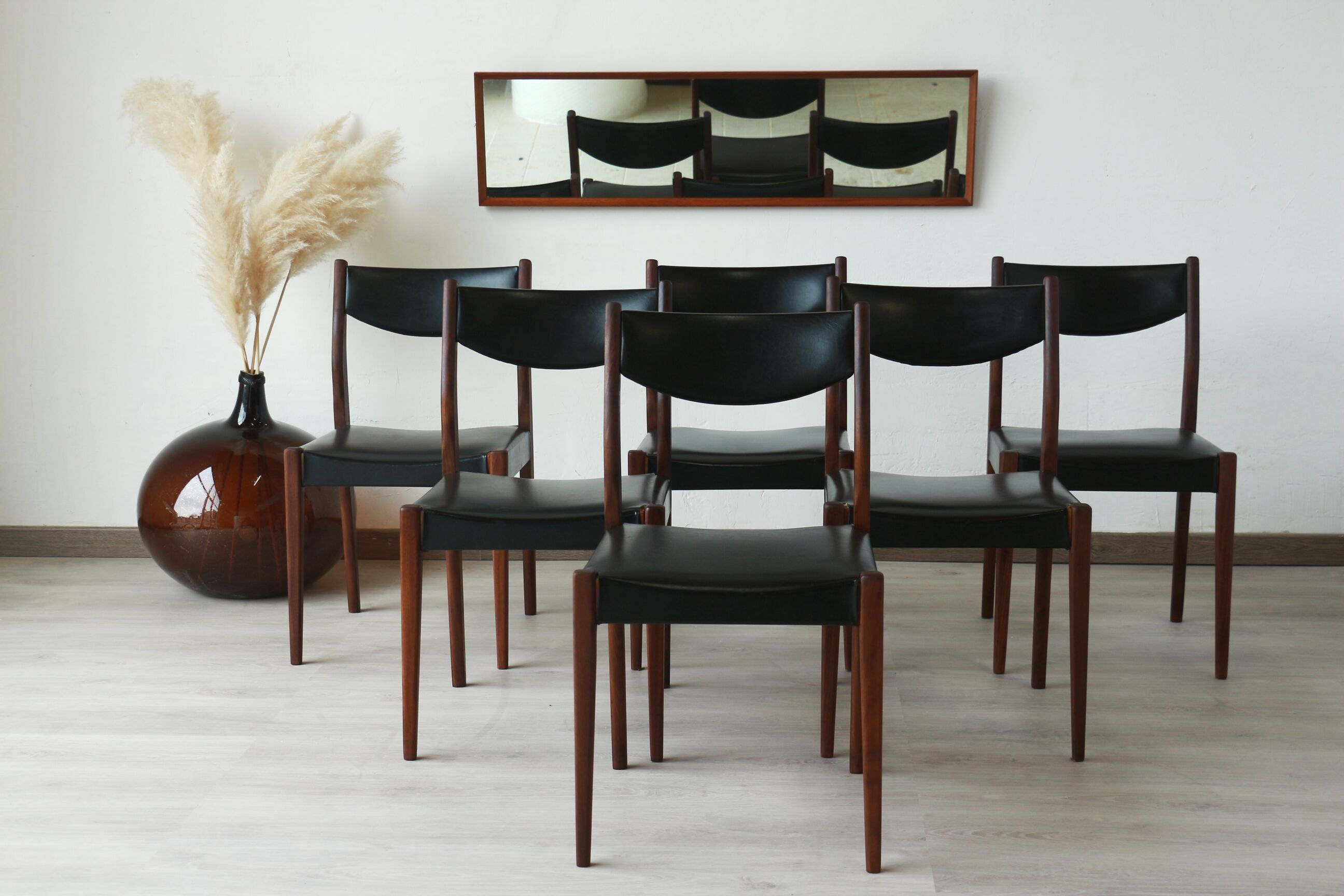Series of 6 chairs in skai and teak