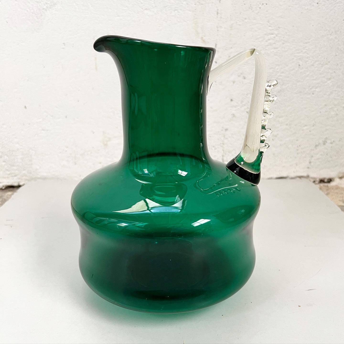 Pichet en verre soufflé vert vintage