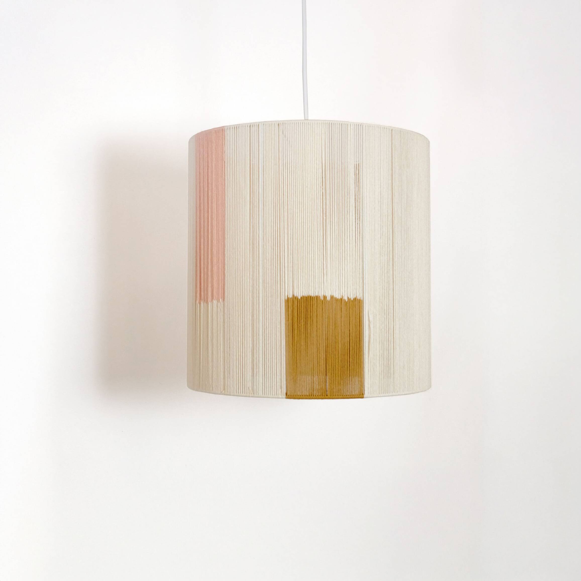 Suspension en fil de coton ecru, rose et camel.