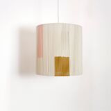 Suspension en fil de coton ecru, rose et camel.