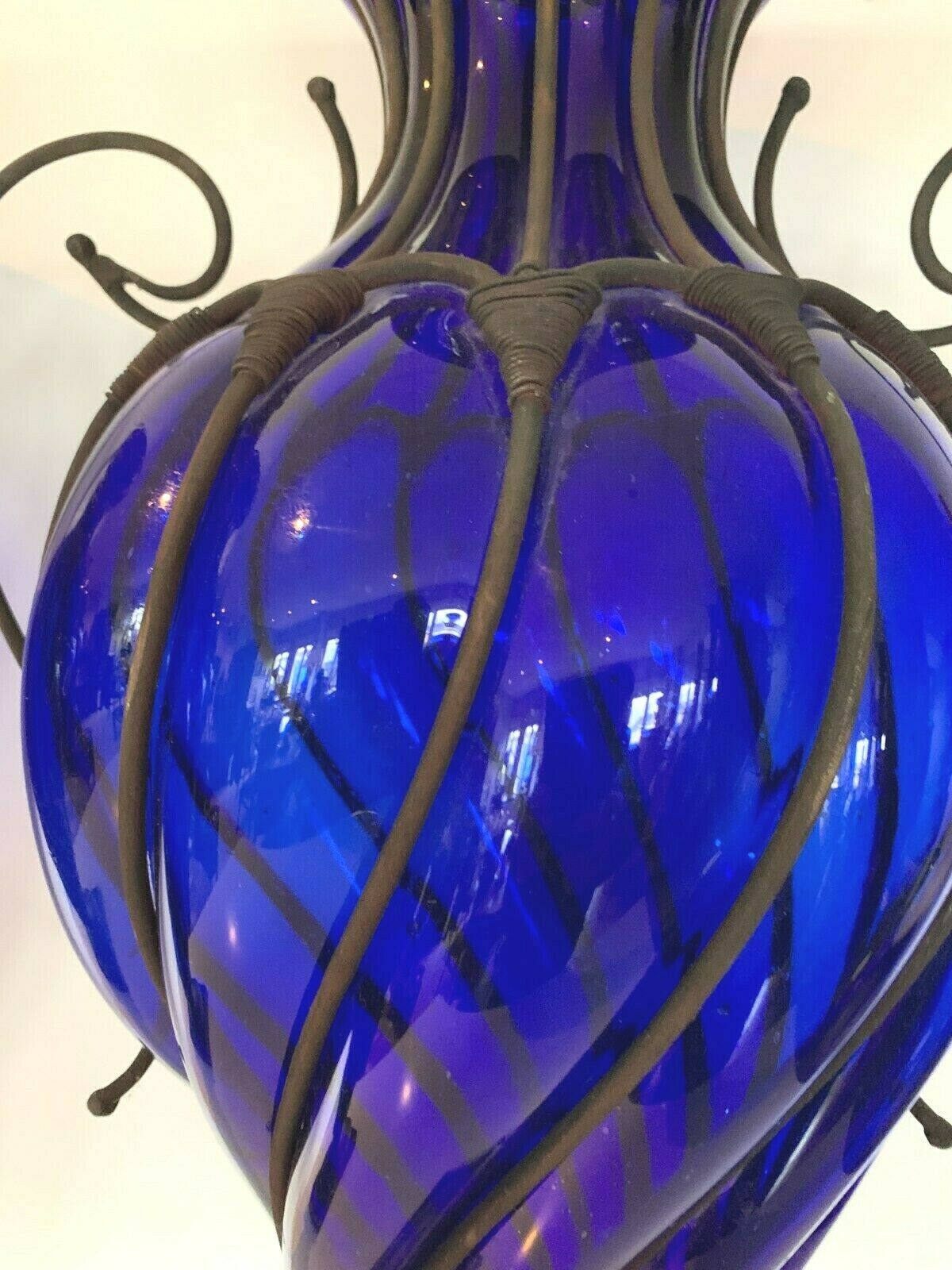 Paire de grands vases bleu en verre soufflé dans une armature en métal