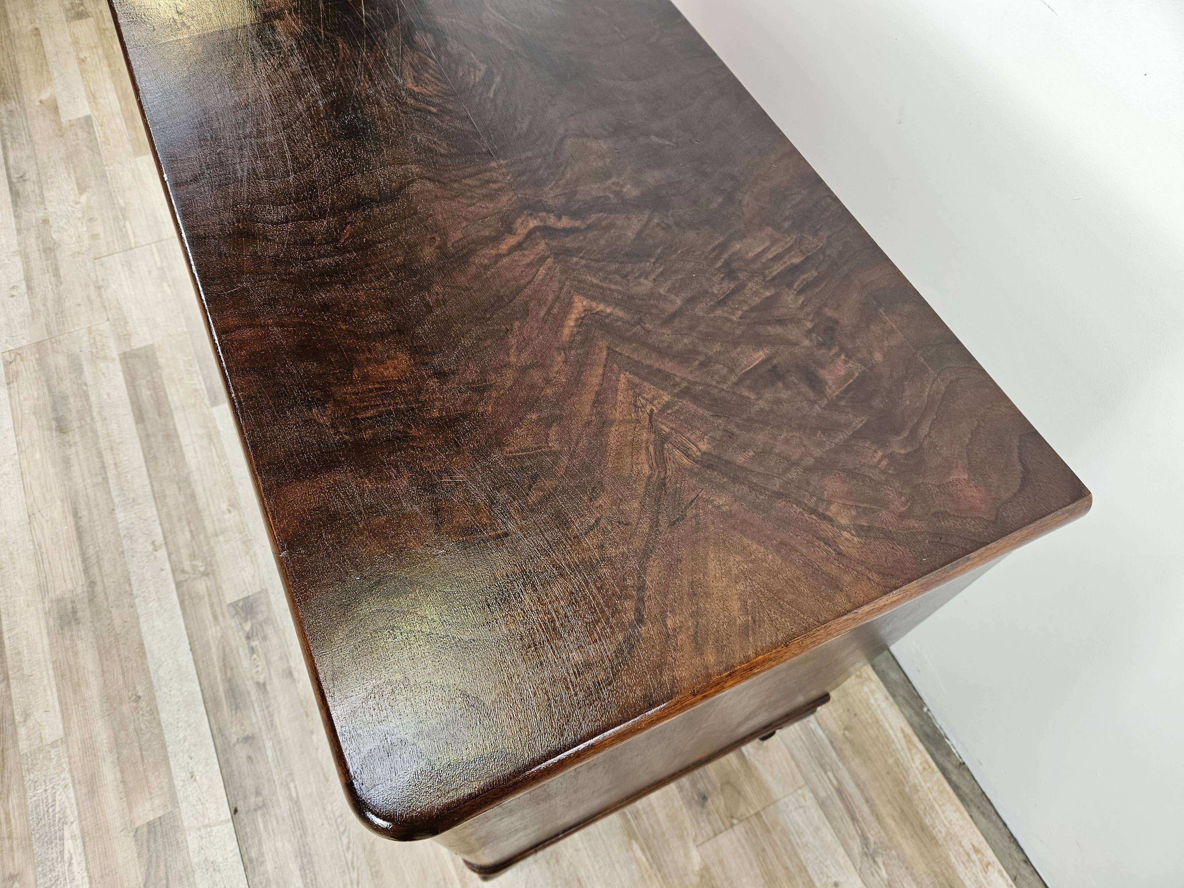Chest of drawers with five drawers in wood and brass