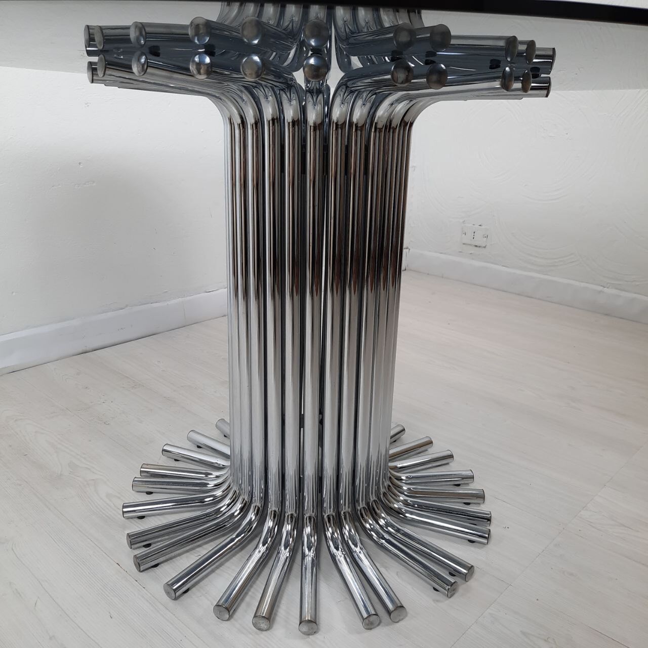 Table des années 70, acier et cristal,