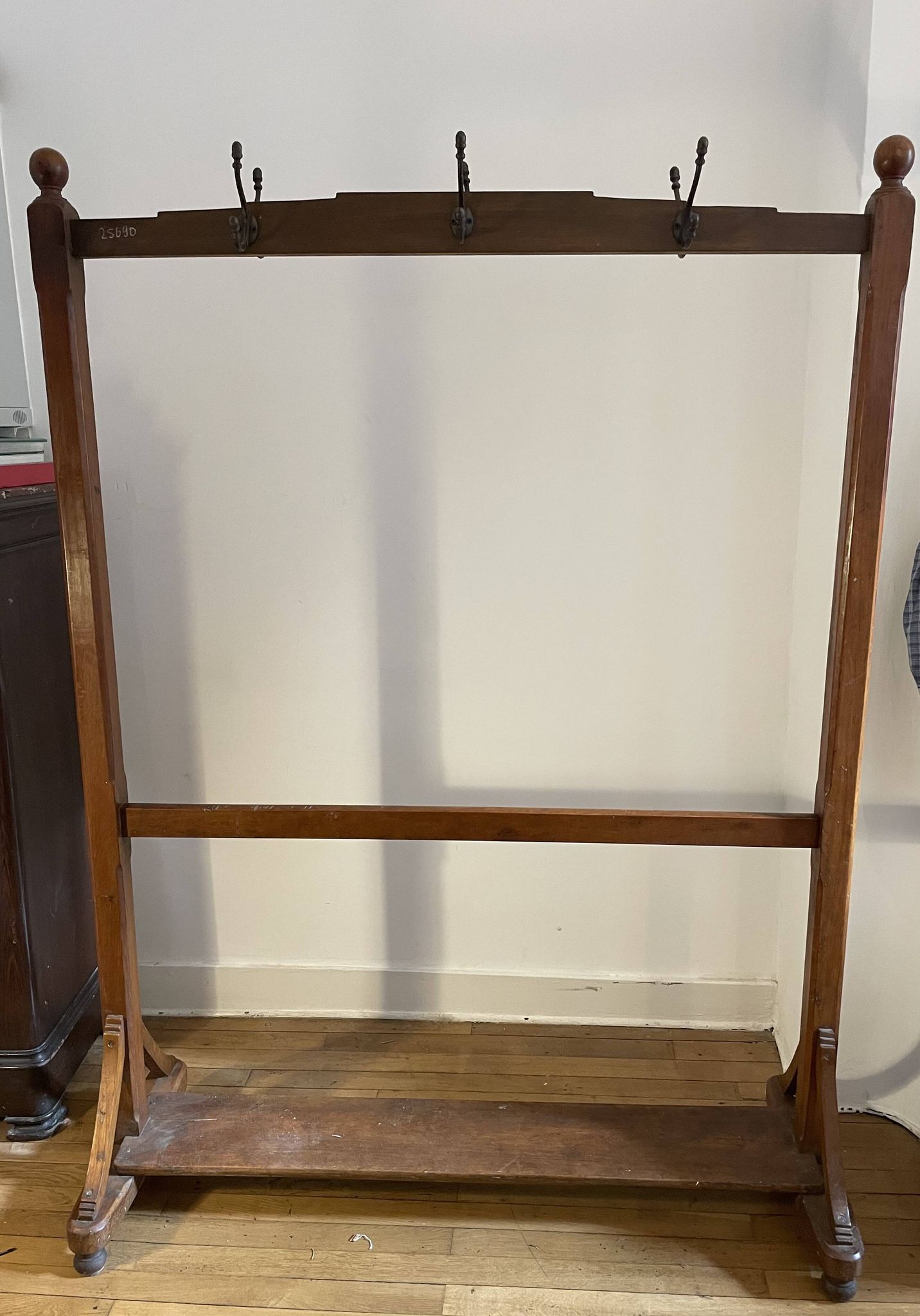 Porte-manteau en bois exotique vintage