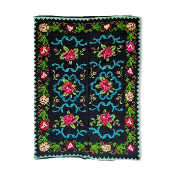 Tapis roumain avec des roses  fabriqué à la main en laine 177x154cm