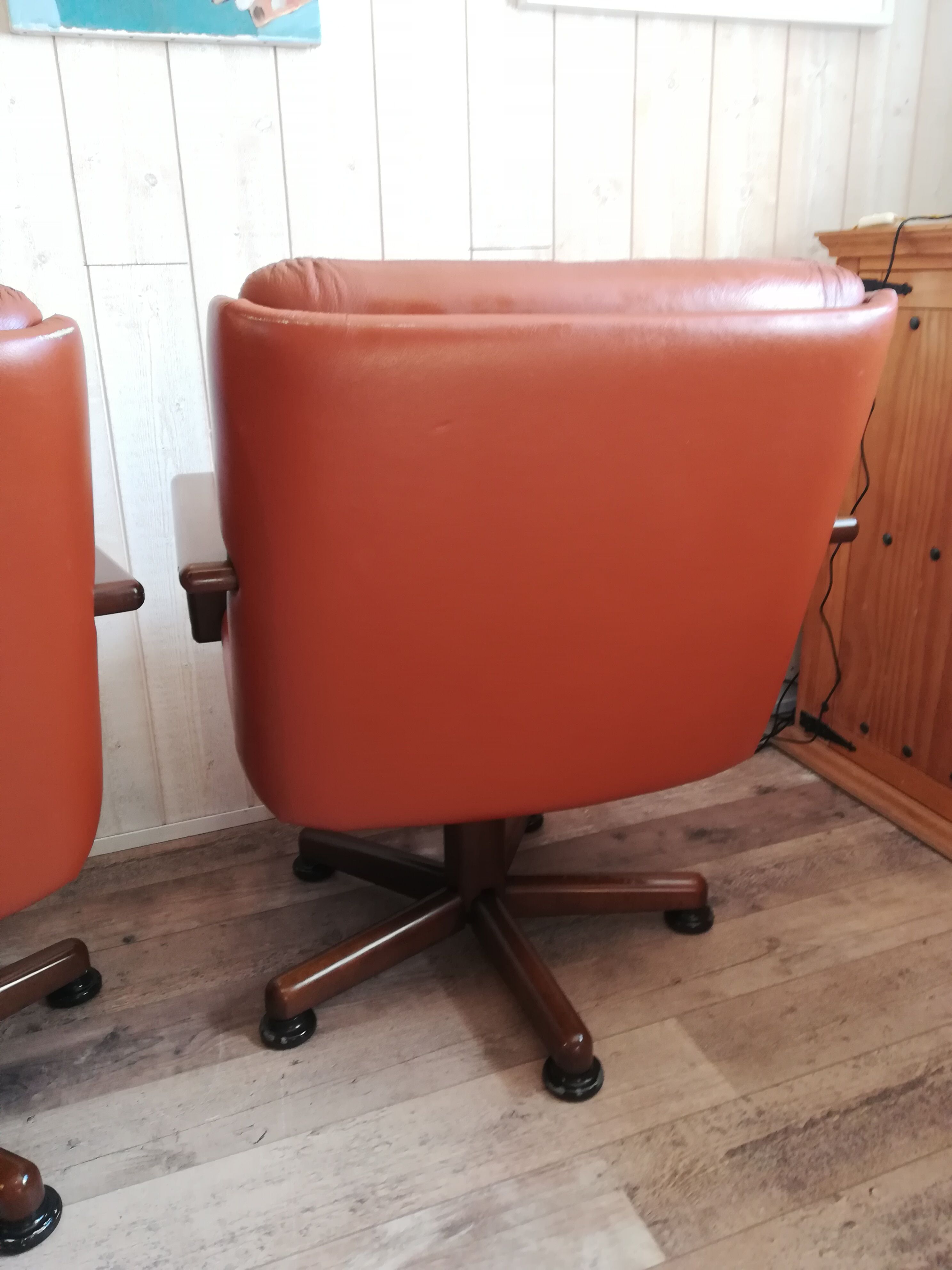 Paire de fauteuils pivotant havane vintage Italie
