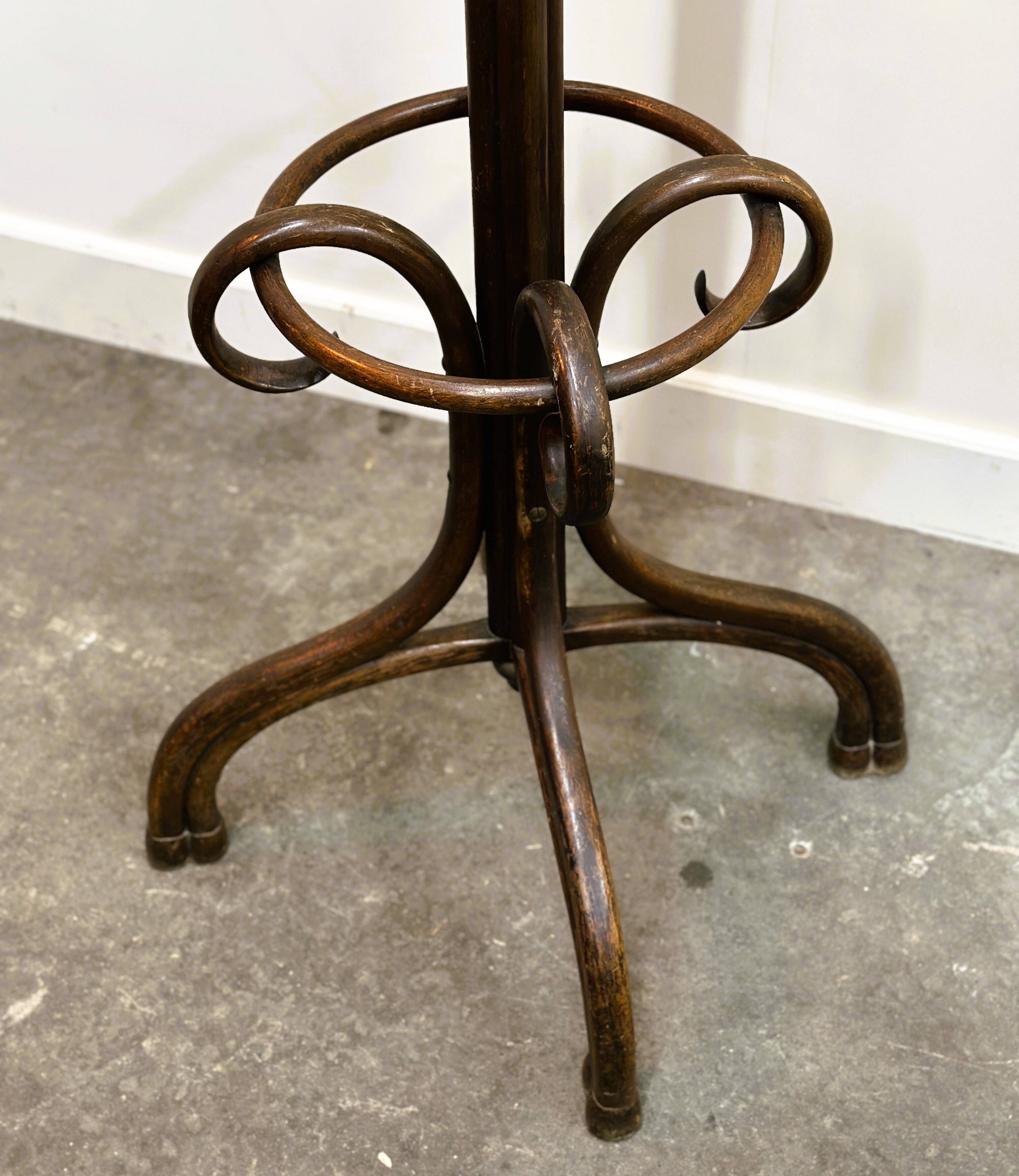 Grand porte-manteau Art Nouveau en bois courbé par Thonet. Vienne, 1879-1887