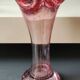 Vase floral/Verrerie de Clichy/Tons camaieus de roses. Motifs à points/Volutes. Haut 25,5 cm