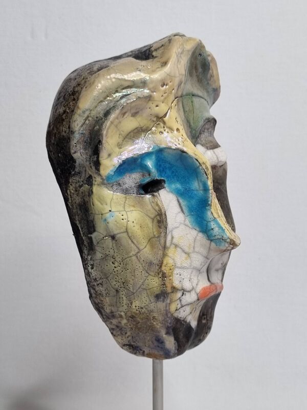 Sculpture contemporaine, masque en céramique raku et socle en bois, signé