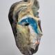 Sculpture contemporaine, masque en céramique raku et socle en bois, signé