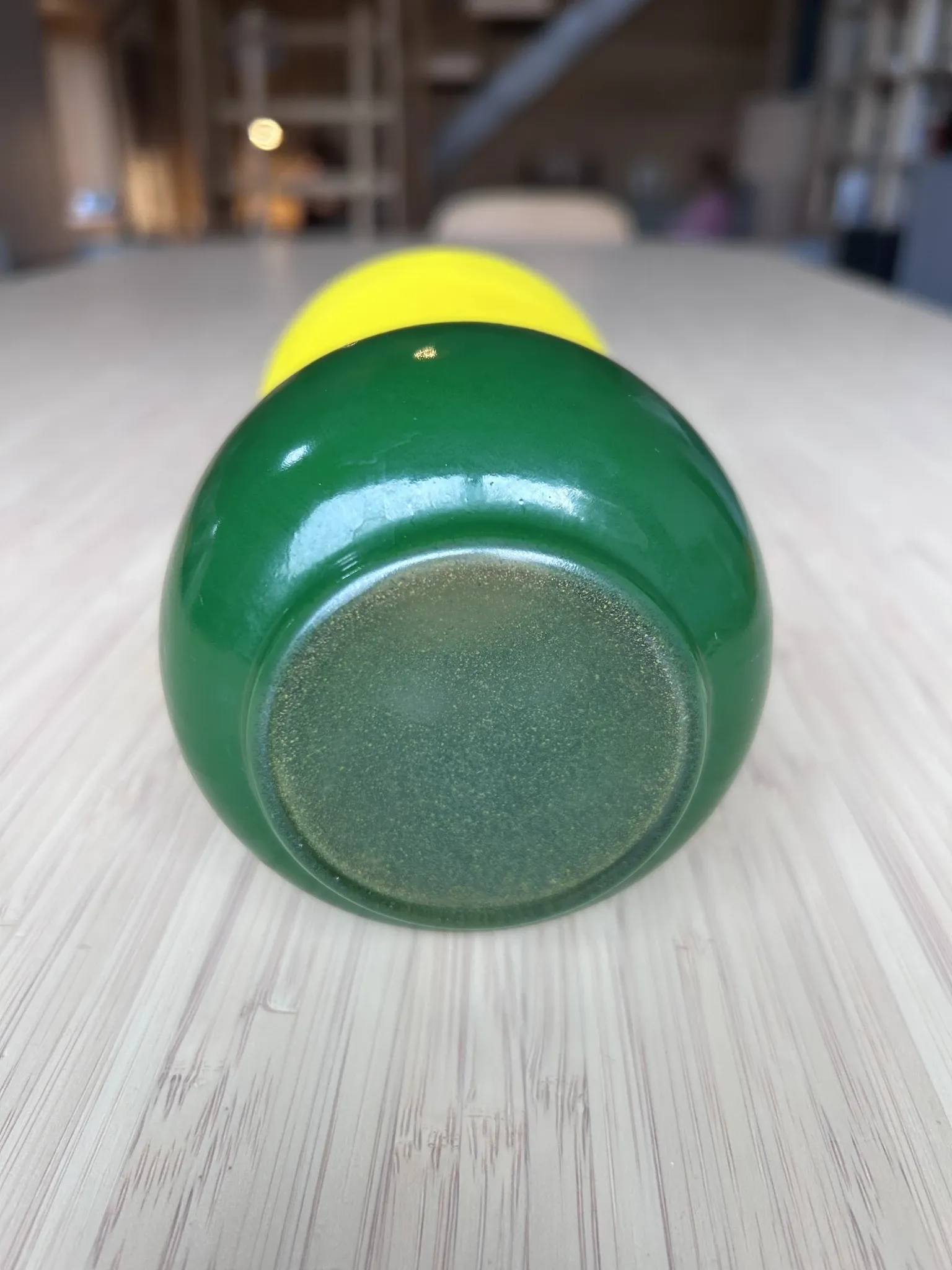 Small powdered glass vase with a yellow and green gradient from the 1950s (film "Le Grand Chemin")