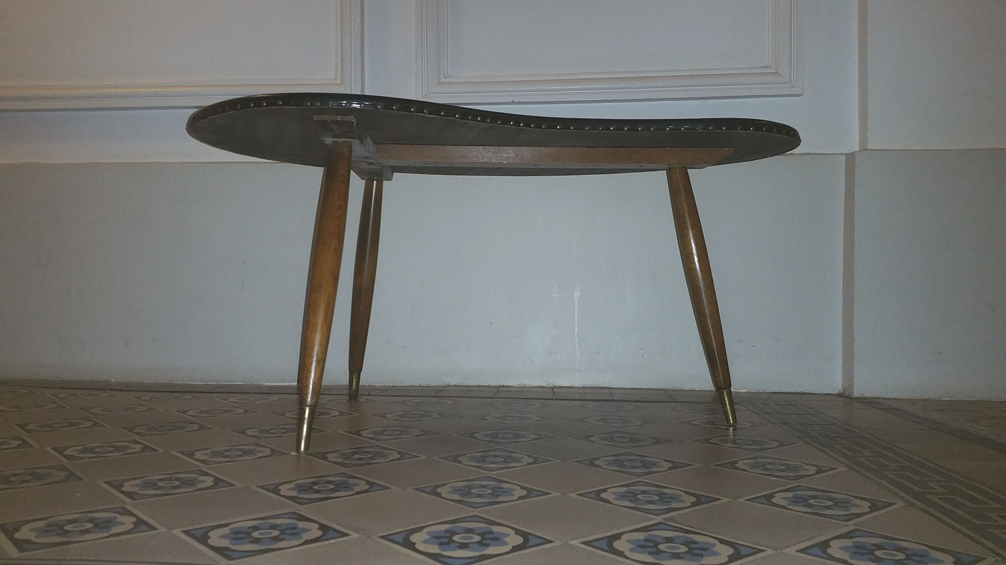 Table low tripod 50/60s black Skai kidney shape