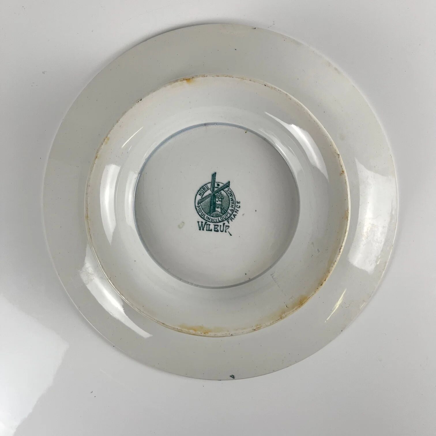 Assiette de présentation sur piedouche, terre de fer, modèle "Wilbur", Moulins des loups, fin XIXe s.- début XXe s.