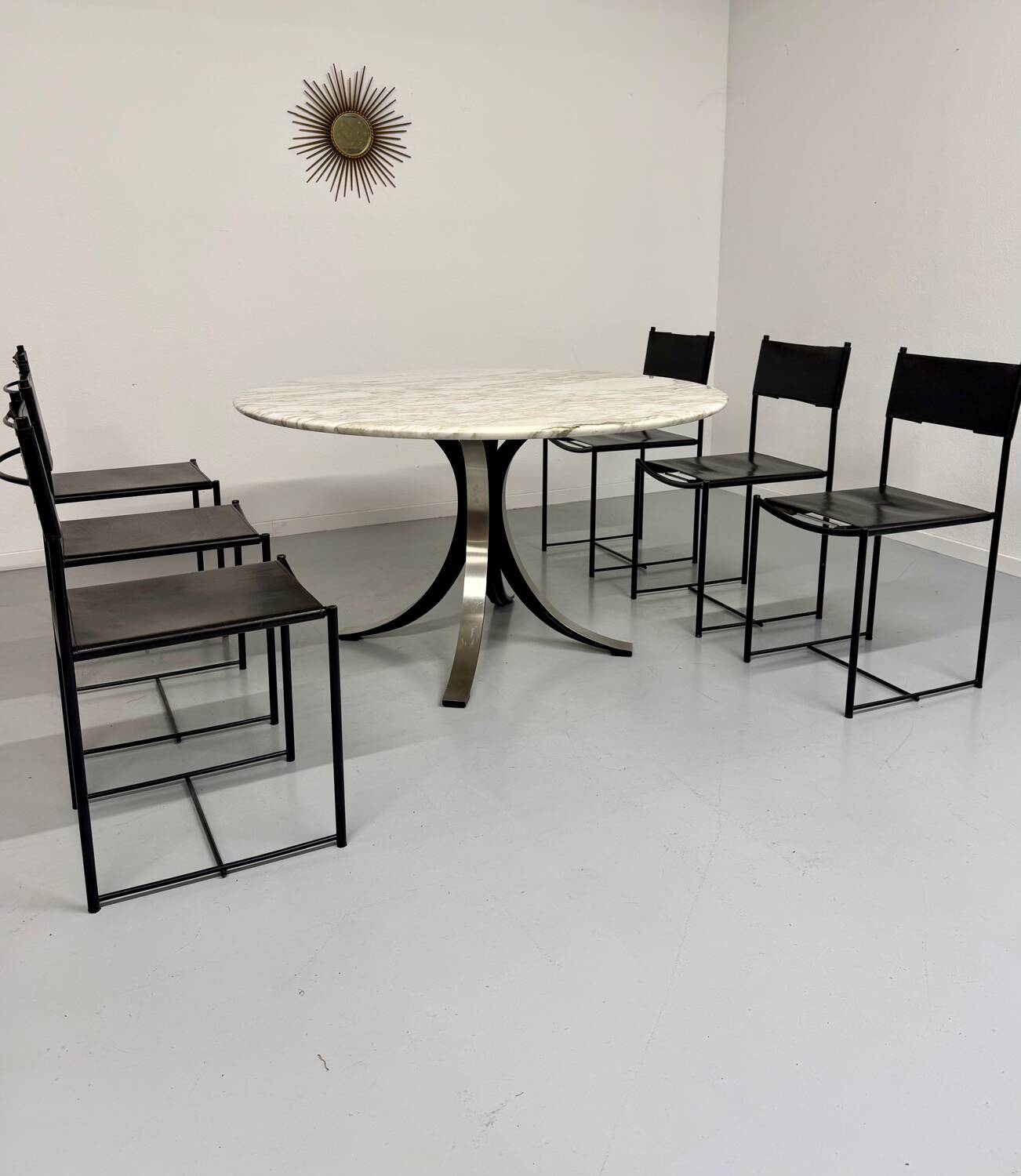 Round marble table T69 design Osvaldo Borsani for Tecno year 70