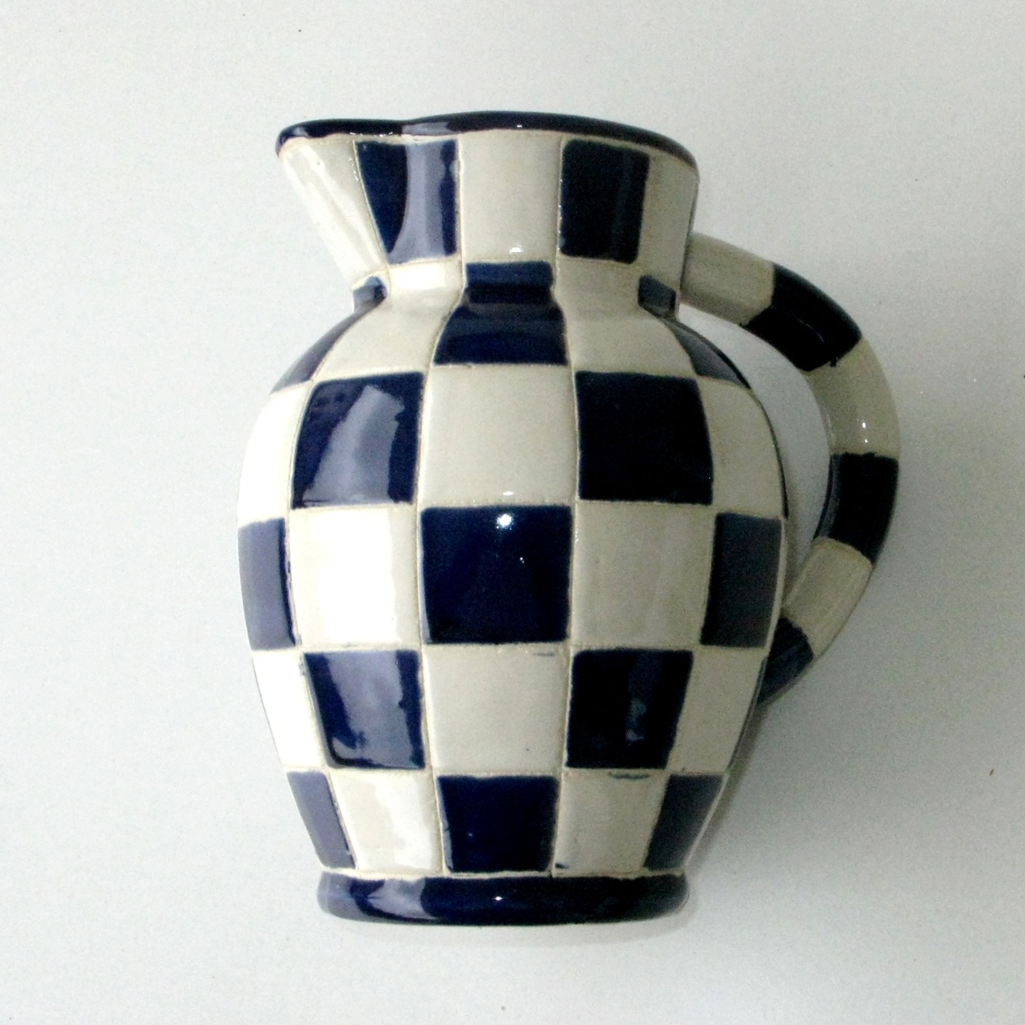 Ancien pichet en faïence à décor Lustucru de fabrication artisanale