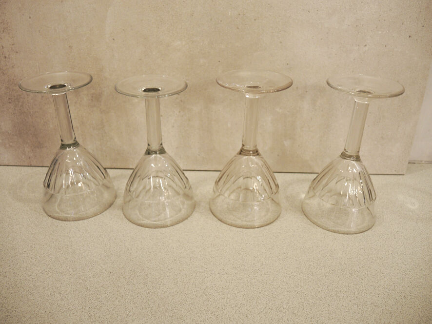 4 Transparent wine glasses