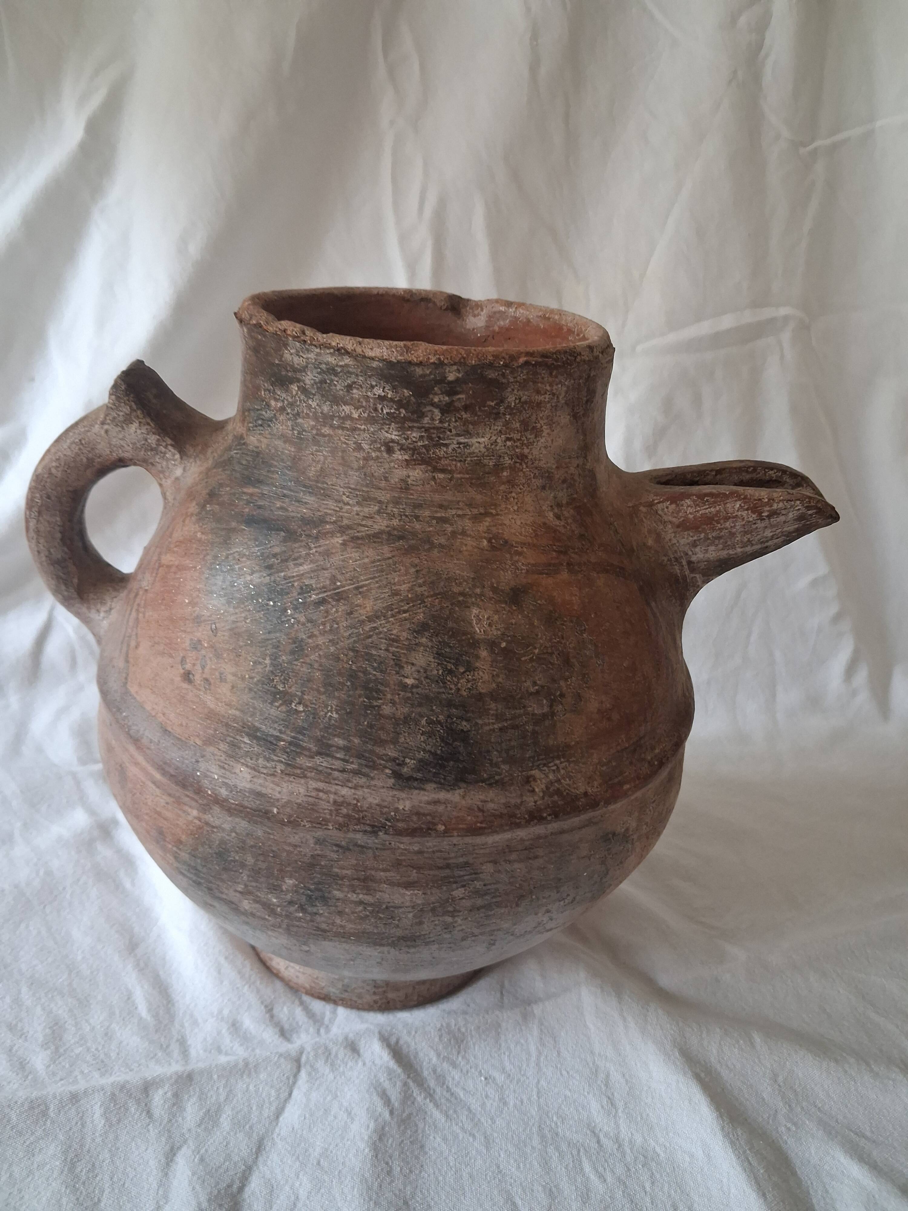 Ancient pottery, jug, traditional Berber/Kabyle in terracotta.