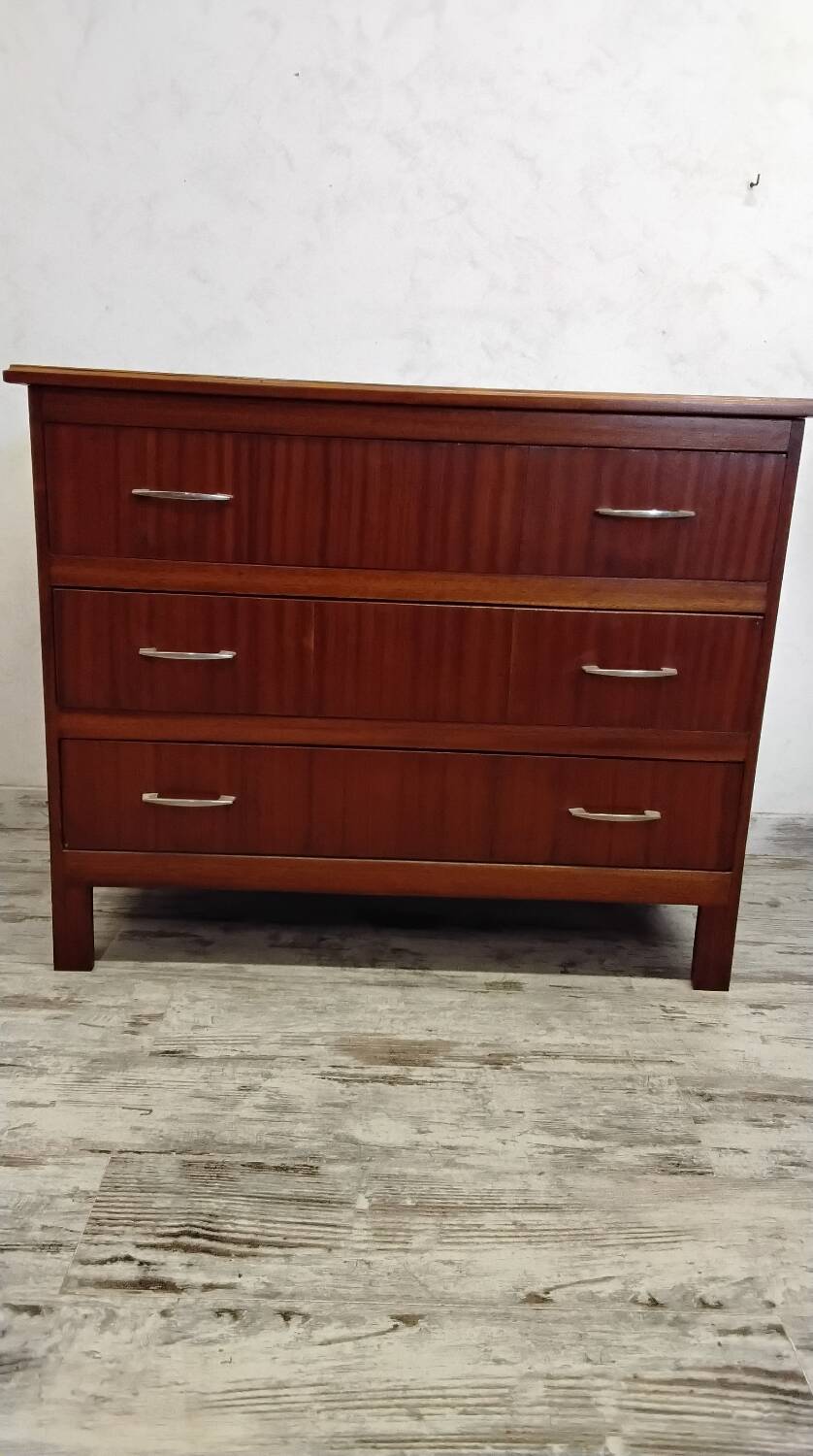 Wooden chest of drawers