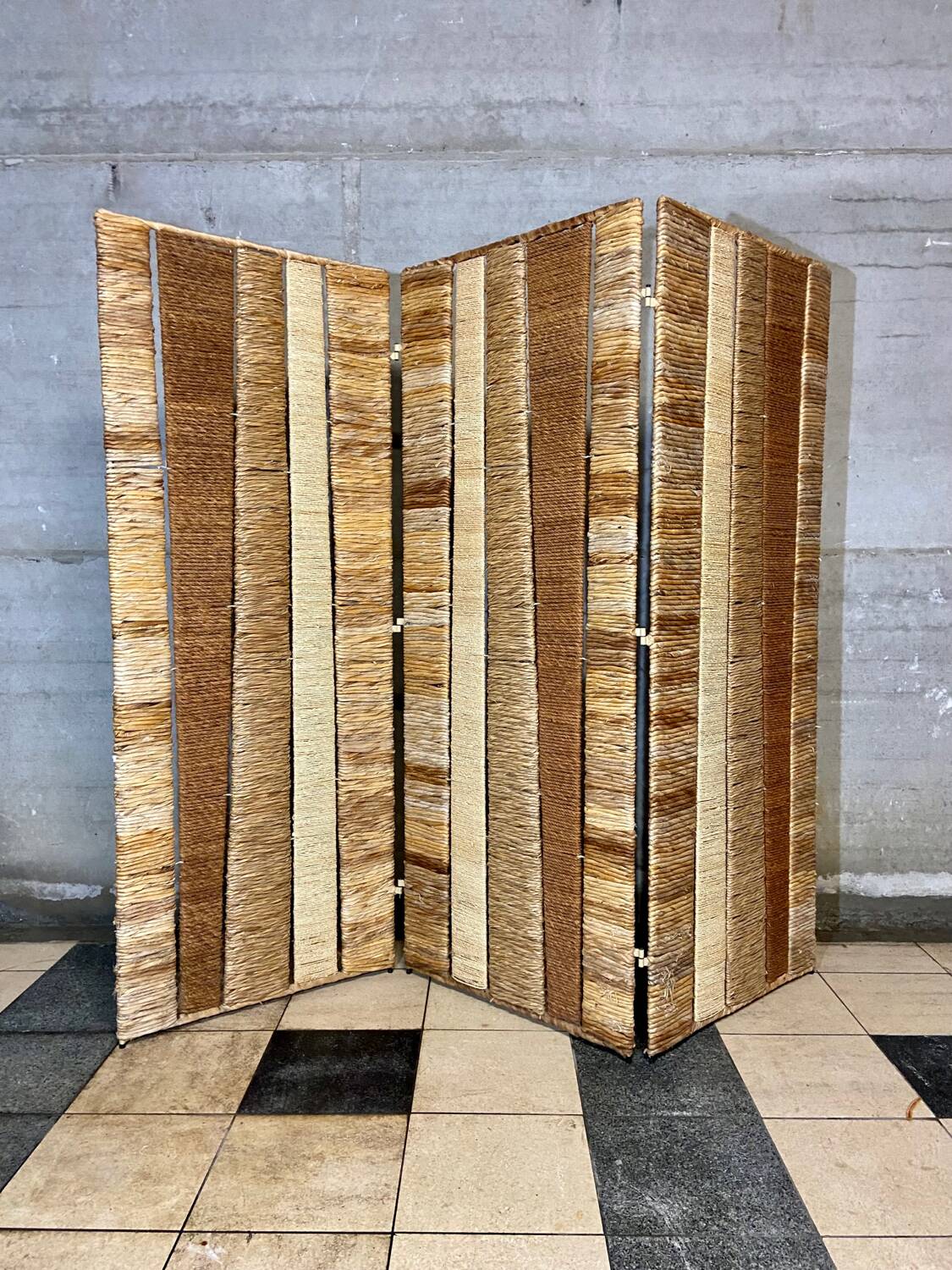 Vintage screen in straw and braided rope