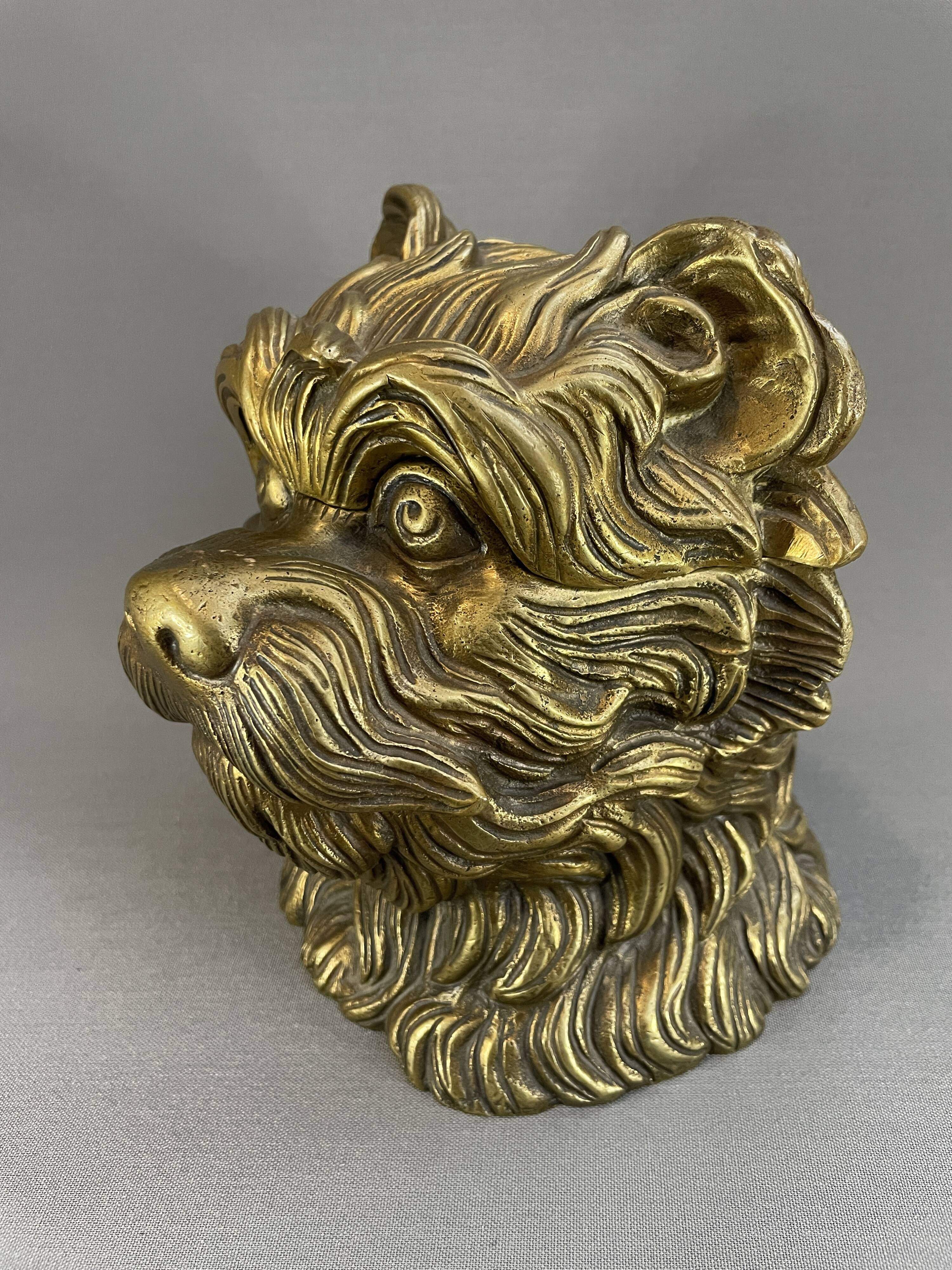 Pot à tabac en bronze en forme de tête de chien, vers 1900