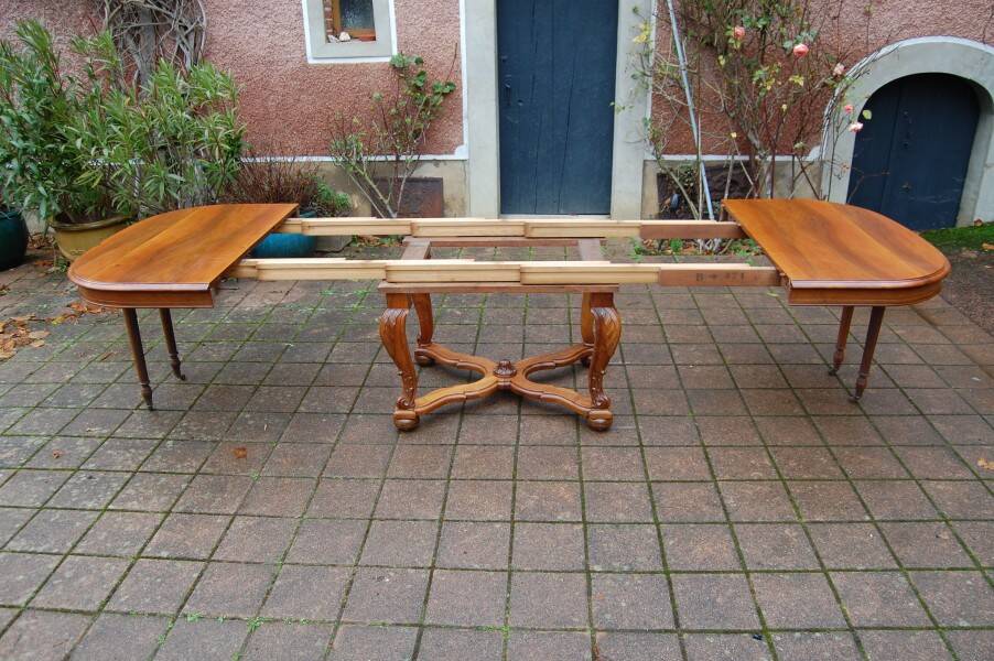 Napoleon III period walnut table from the late 19th century with extensions for 16 covers.