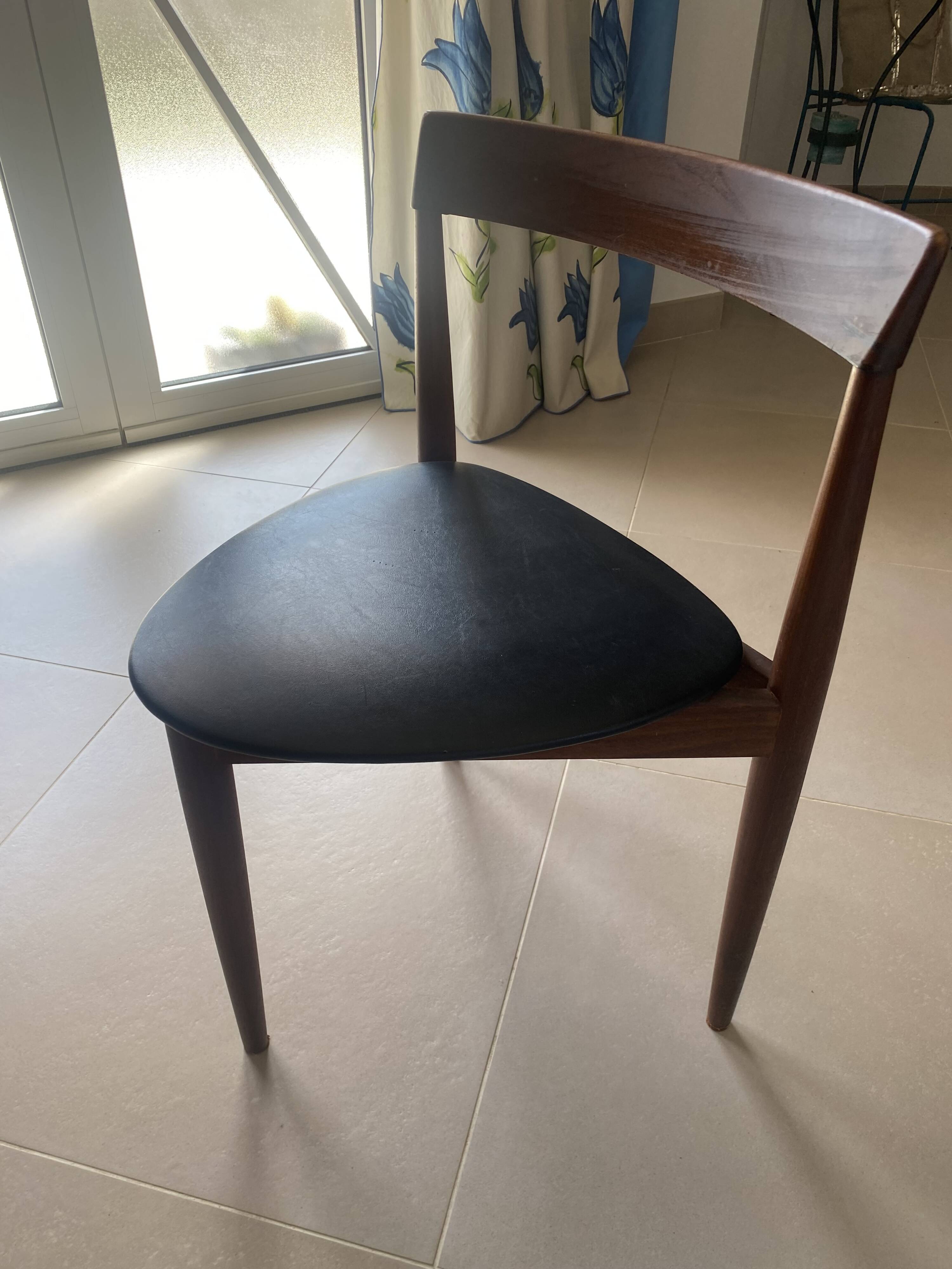 4 Frem Rojle tripod chairs by Hans Olsen