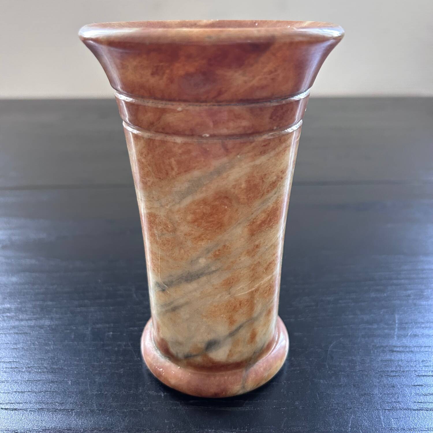 Vase en marbre rose style Art Déco