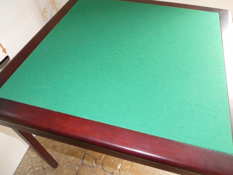 Table de jeu couleur acajou avec tapis en vert